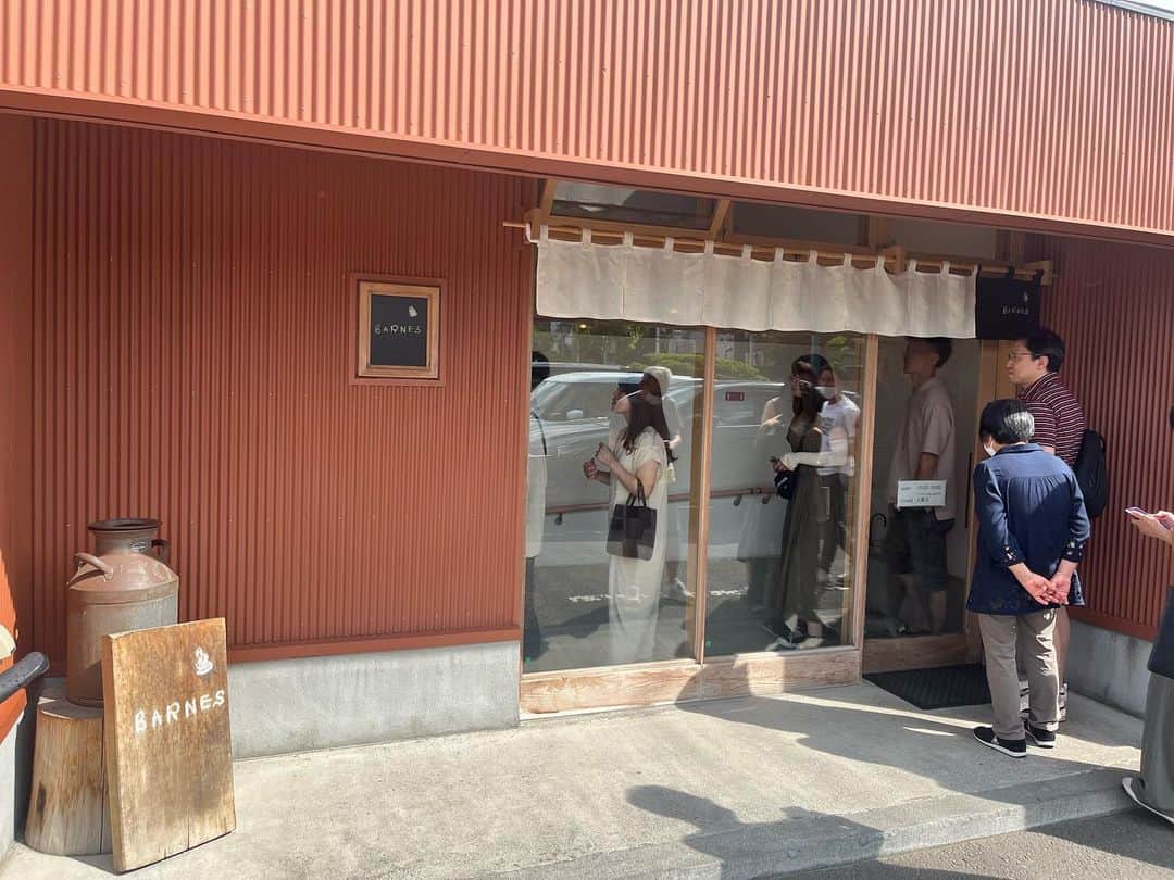 やまだひさしのインスタグラム：「妹夫婦絶賛のソフトクリーム専門店。 大行列納得の超濃厚ミルク味うまうま。 #やまだひさし #ラジオ #DJ #グルメ #ソフトクリーム #アップデート #barnes」