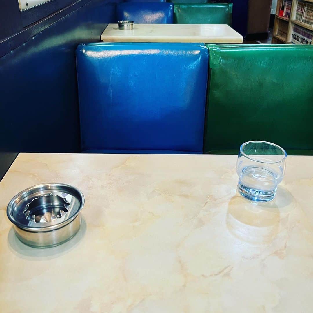 渡辺祐さんのインスタグラム写真 - (渡辺祐Instagram)「東大前「こころ」 #カレーライス ウインナー・目玉焼き付き 喫茶と喫煙と。」7月9日 16時16分 - task_watanabe