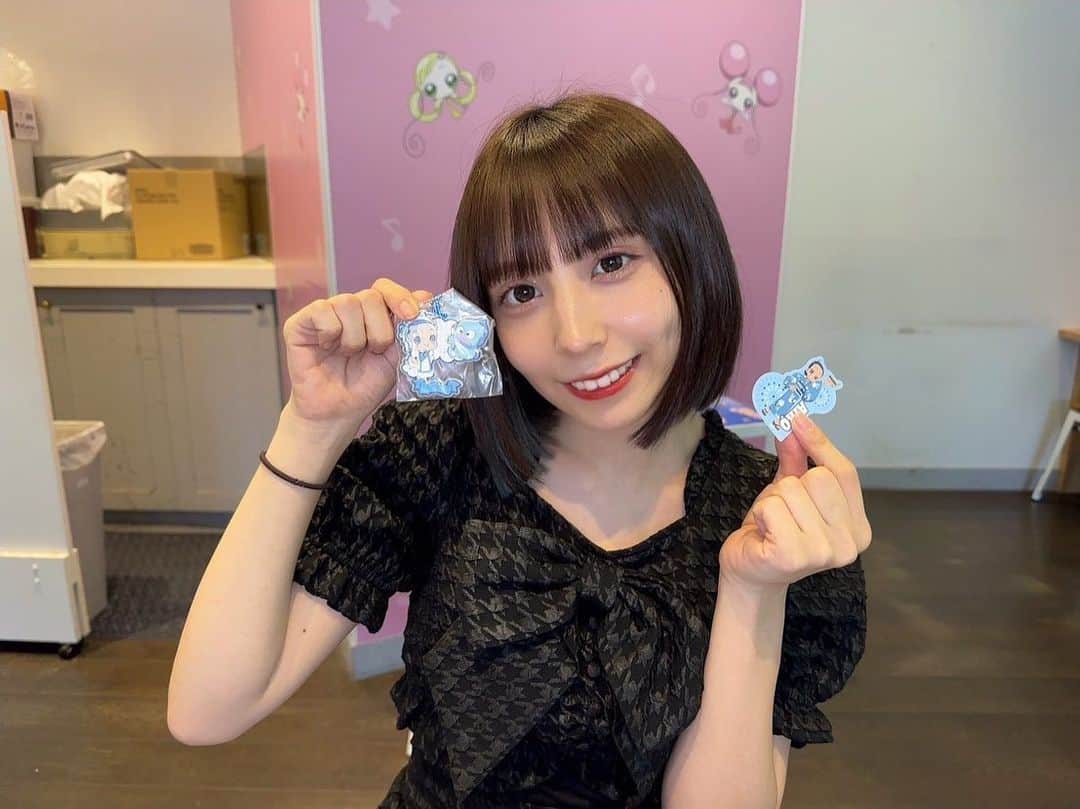 松藤瑛瑠のインスタグラム：「『🪄➰おジャ魔女どれみカフェ➰⭐️‬』 ⁡ ⁡ ⁡ *☼*―――――*☼*―――――*☼*―――――*☼* ⁡ ⁡ 先日ソラマチで期間限定OPENした🗼 ⁡ おジャ魔女どれみドッカ〜ンカフェ2023🎆 に行ってきました🥹💗 ⁡ 私が大好きで大好きで大好きなアニメ🤍 今まで何度もカフェはあったけど 今回初めて参加出来て幸せだった🌷💭 ⁡ 何個かグッズ持ってったけど普通に 出すの忘れてて楽しんでました🙏🏻 ⁡ グッズも結構売り切れ多かったけど 何個か買えて嬉しい🤭 ⁡ 事前予約特典があいちゃんだったのと フードをあいちゃんコラボのやつにしたから めっちゃあいちゃん推しみたいになってた💙 ⁡ もっと色々頼みたかったけど 胃袋のキャパオーバー😭 ⁡ また次ある時行きたいな🪽 ⁡ ⁡ ⁡ *☼*―――――*☼*―――――*☼*―――――*☼* ⁡ ⁡ ⁡ #fashion #fashionista  #fashionblogger #code  #outfit #outfitoftheday  #ootd #anime #favorite  #cute #idol #instagood  #instagram  #likeforlikes  #follow #love #diet #uniqlo #instafashion #selfie #cafe ⁡ #ファッション #カフェ  #アニメ #いいね返し  #フォロー #ダイエット  ⁡ #좋아요 #팔로우 #셀카」