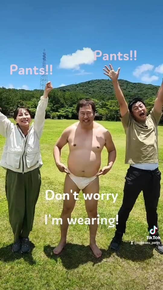 とにかく明るい安村のインスタグラム：「Naked pose in OKINAWA!!!  #tonikaku  #bgt2023  #pants  #吉本自宅劇場」