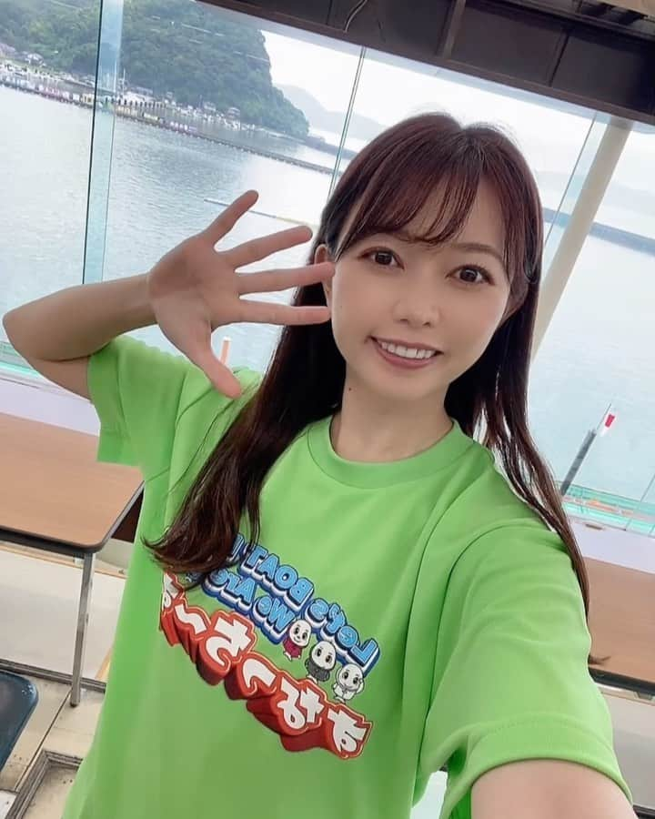 嶋村瞳のインスタグラム：「. ボートレース徳山🚤ご視聴ありがとございました！朝からたくさんのコメント本当にありがとうございます💚 3万舟も的中できて嬉しいです！ 新幹線止まってたから不安だったけど動いたので無事に帰れそうです🚄 明日から10.11.14.15と多摩川出演するので多摩川に集合〜🩵  #ボートレース #ボートレース徳山 #すなっちーず  #ボレ友」