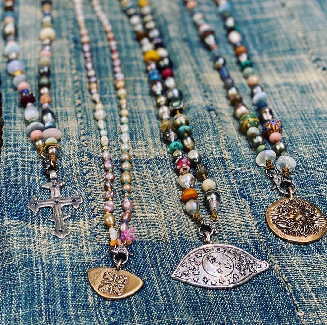 キャサリン ミッシェルのインスタグラム：「Treasures @taosandtribe 💕 #jewelryasmedecinecm #amulets #protection #source #divineconnection #devotion #amazingeye #newmexico #Taos」