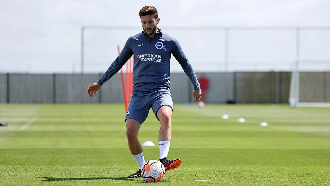 アダム・ララーナさんのインスタグラム写真 - (アダム・ララーナInstagram)「Buzzing to be back at it with the boys and staff. Pre season is when we lay the foundations. Enjoy the grind 💪🏻💙🤍 #BHAFC」7月9日 16時27分 - officiallallana