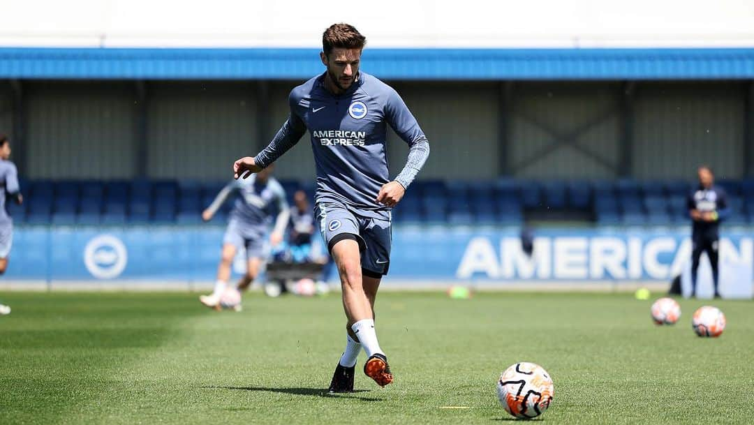 アダム・ララーナさんのインスタグラム写真 - (アダム・ララーナInstagram)「Buzzing to be back at it with the boys and staff. Pre season is when we lay the foundations. Enjoy the grind 💪🏻💙🤍 #BHAFC」7月9日 16時27分 - officiallallana