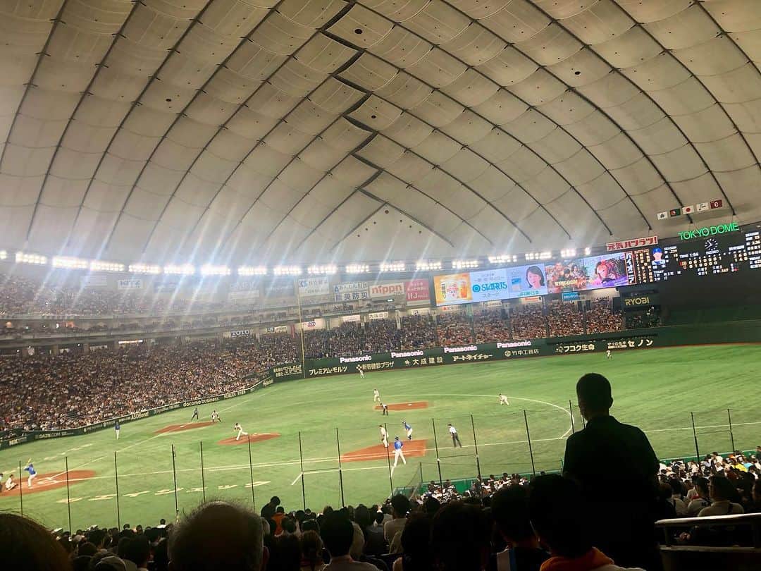 佐藤由季さんのインスタグラム写真 - (佐藤由季Instagram)「先日、久しぶりに プライベートで東京ドームへ⚾️ この日の試合は負けてしまったけれど… ただただ楽しかった🍻🙌 そして素晴らしい投げ合いだった⚾️✨ やはり東京ドームのあの空間は 私にとって特別で思い出が沢山あって… #最高でーーーーす ⚾️ 急遽伺ったので、ご挨拶出来なかった皆さん すみません🙇‍♀️ 兄さんの姿はしっかり見届けました😂🎤  #東京ドーム  #giants  #ジャイアンツファン  #フリーアナウンサー  #佐藤由季  #ビールとポテトと野球は最強の組み合わせ  #負けてしまったのはやはり悔しくて控えめな写真 😅」7月9日 7時38分 - yukisato0710