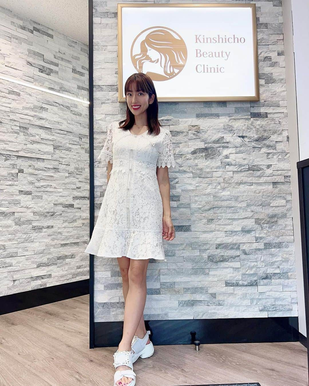 庄司ゆうこさんのインスタグラム写真 - (庄司ゆうこInstagram)「@kinshicho.beautyclinic 錦糸町ビューティークリニックで頬にヒアルロン酸を入れてもらいました🤗 2枚目の写真はやる前なんだけど痩せてから頬の位置が下がってしまい老けて見えるのが悩みだったんだけど、、3枚目の写真は入れてから3日後！！指さしてるところに入れたんだけど頬がふっくらしてハリが出たぁー✨ 自己満の世界だから分かりづらいかもだけど自分の中ではめちゃ分かる🥺ほうれい線が目立ちにくくなったの🥺 痛みもほとんど感じないし思い切ってやってよかったぁー🤗 私の紹介だとお友達割引きあるので興味ある方はdmくださいね💓 #錦糸町ビューティークリニック #美容クリニック#ヒアルロン酸#美容好きな人と繋がりたい」7月9日 7時40分 - yuko.shoji