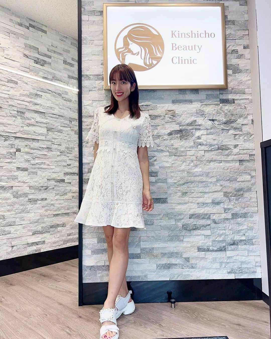 のインスタグラム：「@kinshicho.beautyclinic 錦糸町ビューティークリニックで頬にヒアルロン酸を入れてもらいました🤗 2枚目の写真はやる前なんだけど痩せてから頬の位置が下がってしまい老けて見えるのが悩みだったんだけど、、3枚目の写真は入れてから3日後！！指さしてるところに入れたんだけど頬がふっくらしてハリが出たぁー✨ 自己満の世界だから分かりづらいかもだけど自分の中ではめちゃ分かる🥺ほうれい線が目立ちにくくなったの🥺 痛みもほとんど感じないし思い切ってやってよかったぁー🤗 私の紹介だとお友達割引きあるので興味ある方はdmくださいね💓 #錦糸町ビューティークリニック #美容クリニック#ヒアルロン酸#美容好きな人と繋がりたい」