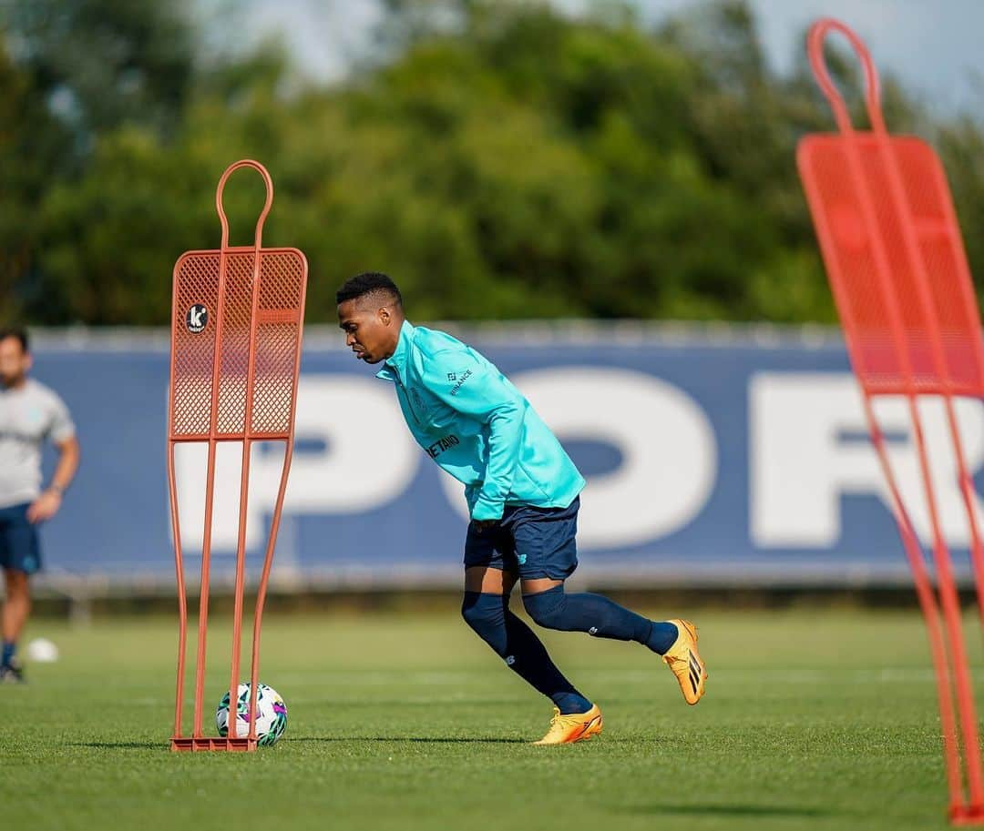 ヴェンデウ・ナシメント・ボルジェスのインスタグラム：「🙏🏾💪🏾⚽️🐉」