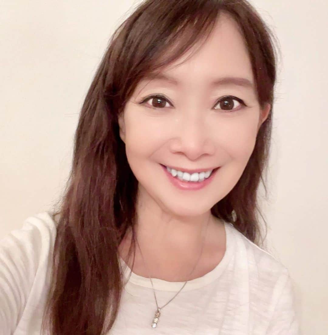 アグネス・チャンのインスタグラム：「時差で寝る時間が乱れています。昨日は11時に寝て、朝の4時に起きてしまいました。色々家の事をやって、9時くらいから寝てしまいました。起きたのは3時‼️1日が短くなったのか、長くなったのか❓早く時差を治したいです。」