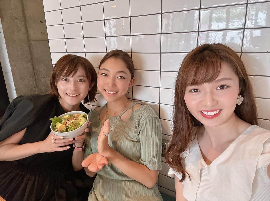 細田阿也さんのインスタグラム写真 - (細田阿也Instagram)「@nanana7i  小田菜南子ちゃんによる  心と体が整う食習慣を見つけるフードジャーナリング体験 -代謝の基本講座つき-   受講させて頂きました♡  #フードジャーナリング は、 食べたもの、食べた時間と、その後の体感覚を記録していく方法と！  頭に浮かんだことを、 紙に書くことで ストレスを軽減し、 自分を客観視する「ジャーナリング」の考え方をベースに、食事記録を掛け合わせていくそうで  ダラダラ食べたり💦 カフェラテ飲みながら作業したりなど日常生活を振り返り 消化吸収、分解代謝を促せる健康的な生活に導けるような気づきを頂きました！  まさにストレス太りに悩んでいて、あらゆるダイエットを今までやってきましたが、改めて脳のクセなどプラスに作用するように 炭水化物、タンパク質、脂質のバランスや食べたものの働きを意識しながら 自分の心に目を向けてヘルシーな生活を心がけたいなと思います♡  @highfivesalad  #早稲田 店にお邪魔して  栄養学やダイエットのルールに縛られすぎない、 自分にとって「心地よい」食習慣に出会うプロセスを体験したあとは 栄養バランスのよいパワーサラダでランチを♡ 具沢山でSでも大満足♡ 素材の味を噛み締めながらモリモリ頂きました🧏🏻‍♀️美味しかったです！  @maririn__gram  #スリープトレーナー #ヒラノマリ　ちゃんにも 会えてまたまた可愛さに癒されました♡  睡眠の質についても 腸活についても カメラマンの達人など おだちんことななこちゃんのご人脈でさまざまなご縁も出逢い、巡り楽しき時間に♡  ななこちゃんとは #ジュビロ磐田 繋がり🥹❤️ アスリートの取材などでも 学ばせて頂き気にかけてくれる優しさに感謝ですぞ！  #summerstyleaward 出場し #食習慣コーチ として コーチングx栄養学　を掛け合わせながら  スポーツx美味しいもの好きxボディコンプレックス と楽しみながら向き合えるのが、1番の醍醐味♡  何より話してるななこちゃんの笑顔が輝いていて かっこよかったです🥹❤️  ステキなお声がけありがとうだよー！」7月9日 8時18分 - hosodaaya