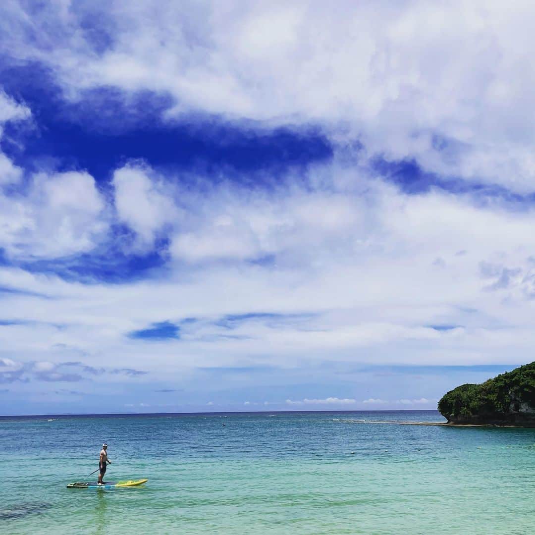 川満アンリのインスタグラム：「毎日暑いですねー☀️溶けそうです💦 熱中症に気をつけて、今日も元気に過ごしましょうねー☺️♡  さてさて🐬 「あんまーる」という、ママやパパや家族で沖縄観光にいらっしゃる方にもピッタリな情報をお届けするサイトがあるんですが、そこで毎月コラムを書かせていただいています。 「アンリのあんまーるーむ」✨今回は頑張りすぎちゃう方にもぜひ読んでいただきたいです☺️よろしくおねがいします🤍 あんまーるは、沖縄の伝統行事について学べたり、最新のイベント情報があったり、沖縄のご家族におすすめな情報が詰まっていて面白いですよー。わたしも頼りにしていてめちゃくちゃ見ています🙇🤍おすすめです。 リンクはストーリーに載せますね☺️♡ぜひー！  @anmaru_llw  #あんまーる」