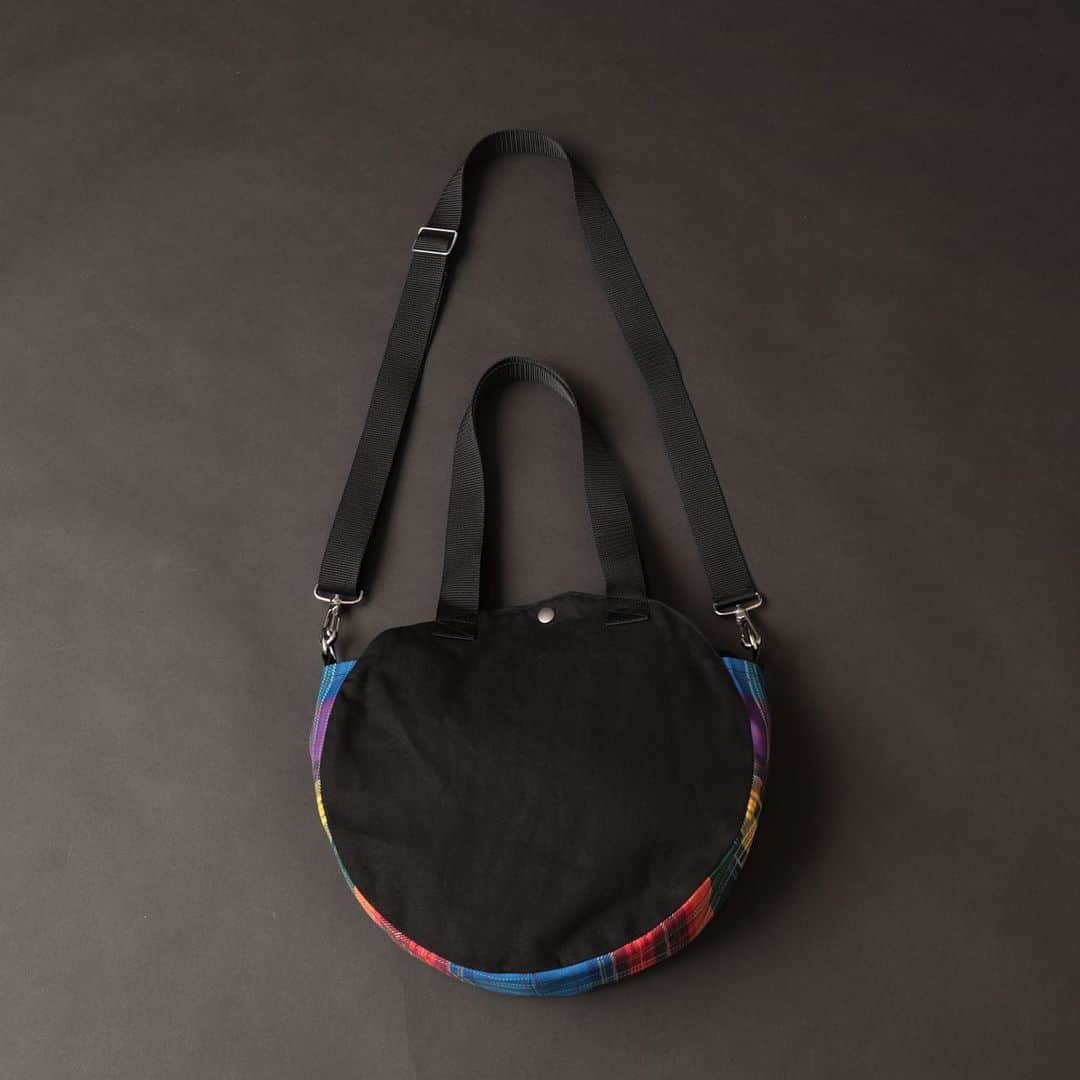 のインスタグラム：「"TEARS OF SWAN×RIDDLEMMA-RAINBOW TARTAN CHECK CIRCLE 2WAY TOTE BAG(" ¥11.000(tax in)  @riddlemma とのコラボシリーズ第三弾、オリジナルサークルシルエット×タータンチェックの2WAYTOTE BAGになります。  店頭、official webshopにてオーダー受付中ですので宜しくお願い致します😊🏬💻  https://tears-of-swan.shop-pro.jp/?pid=175638146  @tears_of_swan  #tearsofswan  @riddlemma  #2waybag  #circlebag #totebag」