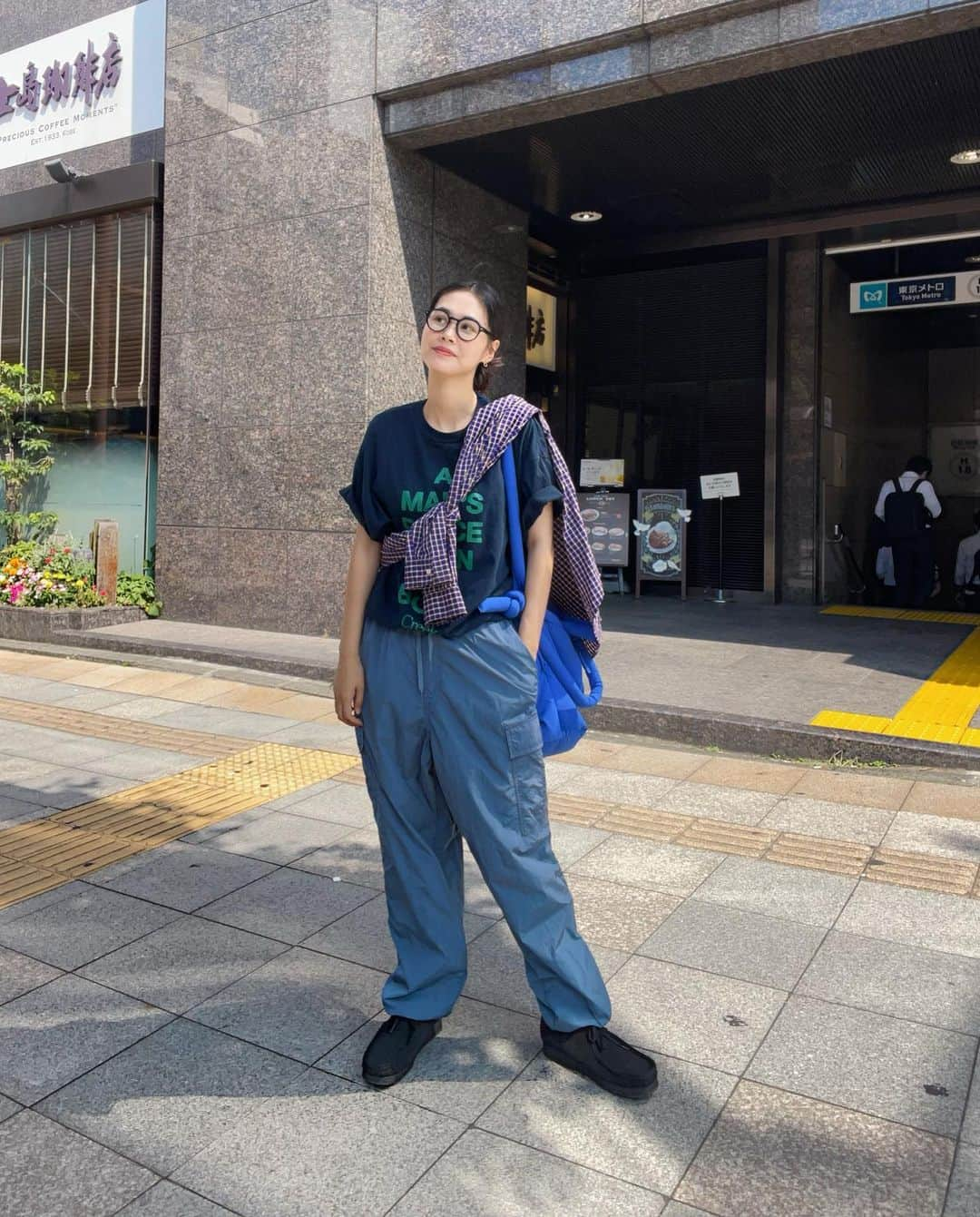 田中シェンさんのインスタグラム写真 - (田中シェンInstagram)「下野、中野、上野🐼❗️  Tops @creek_anglersdevice  Shirts @poloralphlauren  Pants @freaksstore_official  Bag @olend_backpacks  Shoes @clarksoriginals  Glasses @ahlem  今日は上野へパンダに 会いに来たわけではありません！ 本の森に癒されに行きました🌳  #上野駅  @route.books  いくつかの複合施設が一体化してるこの場所は どうやら、木材加工🪵できる工場やパン屋さん、 植物🪴屋さんがあるみたい。 その中でも本日はこちらのブックカフェへ💁🏻‍♀️ 本のセレクトがバラエティ豊富でした。 音楽にまつわる本が多かった気がする🎧 個人的には台湾ニューシネマが気になった！ ただ行きたいだけかも☺️🇹🇼 (小旅行したい！)  @karakankoushiki  夜の行きたい場所まで時間があったので 間は安定のカラオケ。清竜人歌いました。 久しぶりでほぼ歌えなかったです🎤💯  #表参道駅  @akaiheya16  #赤い部屋  一見、お店の名前だけ見ると、ホラーかな って思っちゃったのは私だけでしょう。 トイレの花子さんみたいな☺️ 店内は確かに真っ赤🟥だったのですが、 アナログレコードが質の良い音で流れてて いい音を浴びれて、これはデートには向かないなと 思いました(じっくり音楽聞いちゃうから) おしゃれなバーで食べる焼きそばは最高です！ ナチュラルワインも豊富だったよ🍷 真っ暗で動画に何も映らないのが 個人的にツボでした👍  Great Bar in #aoyama #omotesando area! Music bar called red room in Japanese  @akaiheya16 🟥my friend who recommended me Said they have great speakers and wonderful Selection of record music 🎶 maybe a  Sip 🍸before the bed ?😉🍸💯  #上野ランチ #上野カフェ巡り #上野グルメ  #上野さんぽ #青山バー #ミュージックバー  #ブックバー #ブックカフェ巡り  #creekanglersdevice #clarks #clarksoriginals  #pololarphlauren #streetchic #ストリートシック  #カジュアルコーディネート #東京さんぽ  #東京案内　#일본여행🇯🇵 #여행일기✈️ #푸드스타그램🍴 #카페스타그램☕🍨🍰 #每日穿搭分享  #日系穿搭 #tokyotouristinfo」7月9日 19時50分 - shen_tanaka