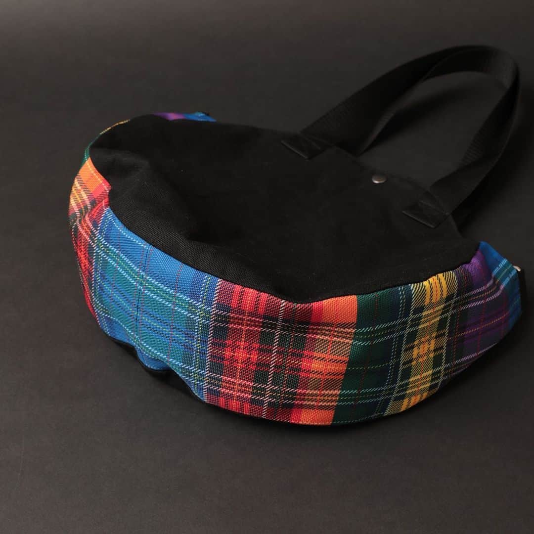 のインスタグラム：「"TEARS OF SWAN×RIDDLEMMA-RAINBOW TARTAN CHECK CIRCLE 2WAY TOTE BAG(" ¥11.000(tax in)  @riddlemma とのコラボシリーズ第三弾、オリジナルサークルシルエット×タータンチェックの2WAYTOTE BAGになります。  店頭、official webshopにてオーダー受付中ですので宜しくお願い致します😊🏬💻  https://tears-of-swan.shop-pro.jp/?pid=175638146  @tears_of_swan  #tearsofswan  @riddlemma  #2waybag  #circlebag #totebag」