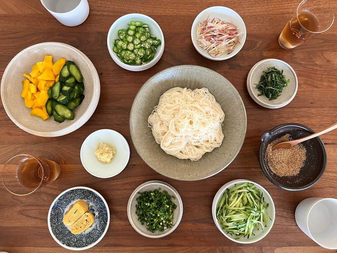 渡辺佳子のインスタグラム：「今日の朝ごはんは素麺。  #素麺 #卵焼き #かぼっこりーと胡瓜の浅漬け」