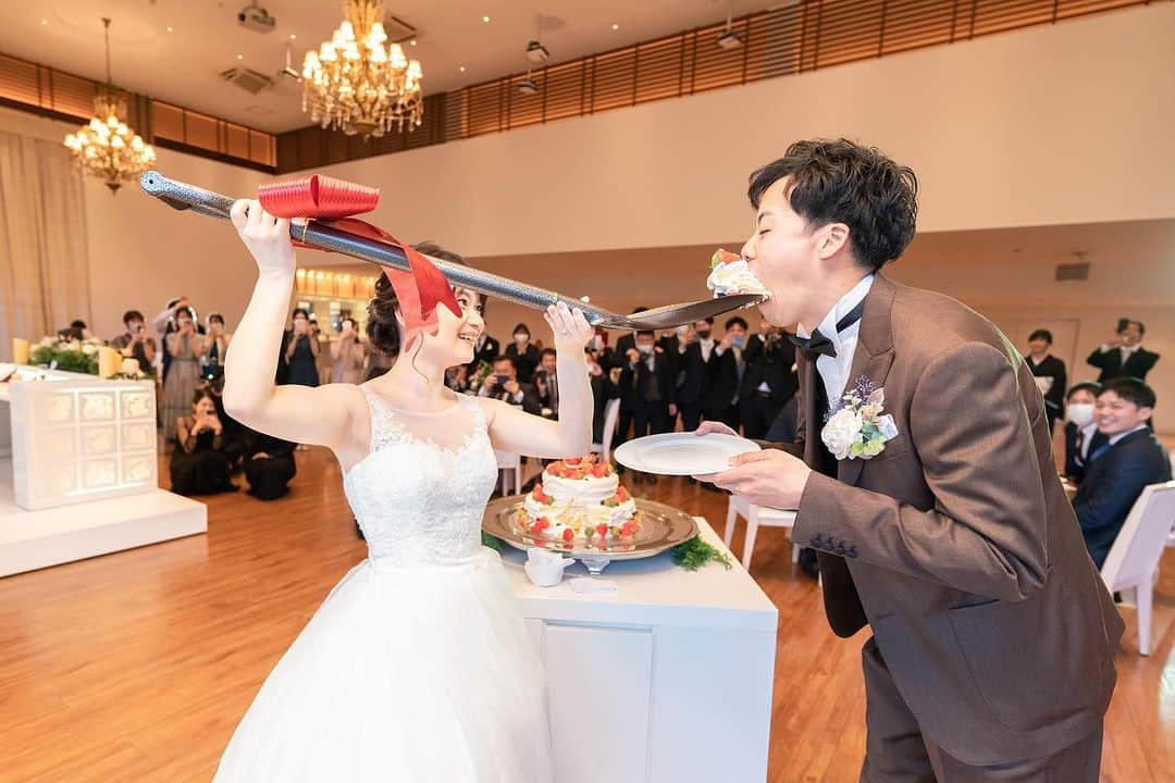 グレイスヒルオーシャンテラスのインスタグラム：「ファーストバイトをパシャリ📷  結婚式の醍醐味👰‍♀️ 愛の大きさをパートナーに🎂  ➽ブライダルフェア　 《@gracehill_oceanterrace》  の トップページ《URL》からCheck！ 公式ホームページからのご予約はさらにお得…*°♡  ➽スタッフブログ 人気の進行やお得な情報 花嫁スタイルを彩るドレス・ヘアメイク等 役立つ情報盛り沢山です＊* ㅤㅤㅤㅤㅤㅤㅤㅤㅤㅤㅤㅤㅤ ➽卒花嫁様のウェディングレポート グレイスヒルでしか叶わない オリジナリティ溢れる結婚式 #コロナ禍 でのリアルなレポート！ ぜひチェックしてみてください♩.•*   ⋱⋰ ⋱⋰ ⋱⋰ ⋱⋰ ⋱ ⋱⋰ ⋱⋰ ⋱⋰ ⋱⋰ ⋱ ㅤㅤㅤㅤㅤㅤㅤㅤㅤㅤㅤㅤㅤ ㅤㅤㅤㅤㅤㅤㅤㅤㅤㅤㅤㅤㅤㅤㅤㅤㅤㅤㅤㅤㅤㅤㅤㅤㅤㅤ  #グレイスヒルオーシャンテラス #鹿児島 #谷山 #鹿児島花嫁 #式場探し #鹿児島結婚式場 #dearswedding #海が見える結婚式場 #前撮り#ウエディングフォト　#花嫁　　 #ブライダルフェア#オリジナル演出 #ゲストハウス  #貸切wedding #結婚式場探し #結婚式場見学 #ウエディング#2024春婚 #2024夏婚 #全国のプレ花嫁さんと繋がりたい　#プレ花嫁 #2024プレ花嫁 #サプライズ#オリジナル演出#オリジナル結婚式」