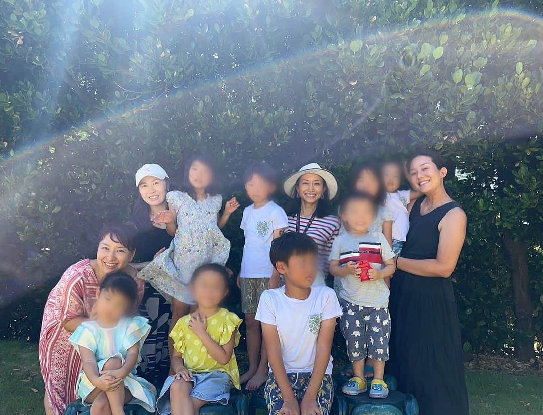 青柳愛のインスタグラム：「大好きな人が沖縄を離れるので送別お泊まり会。私たちはいつも何か忘れて突っ走っていたね🤣 集合写真✨ふくぎにそよぐ風が光と混ざっていい感じ」