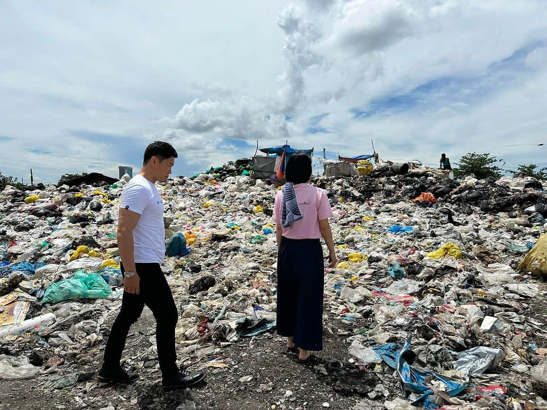 須藤元気さんのインスタグラム写真 - (須藤元気Instagram)「墓地のスラム街から、ゴミ山から食べ物得て生活している人たちのエリアに行ってきました。袋に入っているのはゴミから集めたお米と鶏肉。ハエがすごいです。もう一つの袋は布団等の綿を集めたもの。  そして今回、視察をアテンドして頂いたNPO法人DAREDEMO HERO理事長の内山順子さん。貧困層の子どもに教育機会を提供するラーニングセンターをつくり未来のリーダーを育てています。どこに行っても住民に慕われていました。感謝！ #セブ島 #DAREDEMOHERO」7月9日 8時47分 - sudogenki