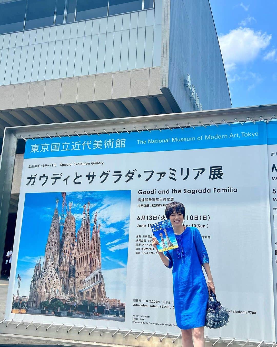 のインスタグラム：「ガウディ展へ  百年以上建設が続き、いつもクレーンが乗っていて永遠に完成しないのでは、と思ってしまうサグラダファミリアが、いよいよ近い未来に完成するという。   らせんの柱や自然モチーフの彫刻、幾何学が普遍的で惹きつけられます！蚊の彫刻も作っている(^^)  ひとつの建造物が時代を超え、世代を超え引き継がれるなんて、やっぱりすごい！  いつかあの大聖堂の中を見上げてみたい  #サグラダファミリア  #未完の世界遺産  #いよいよ完成しそう #ガウディ #建築」