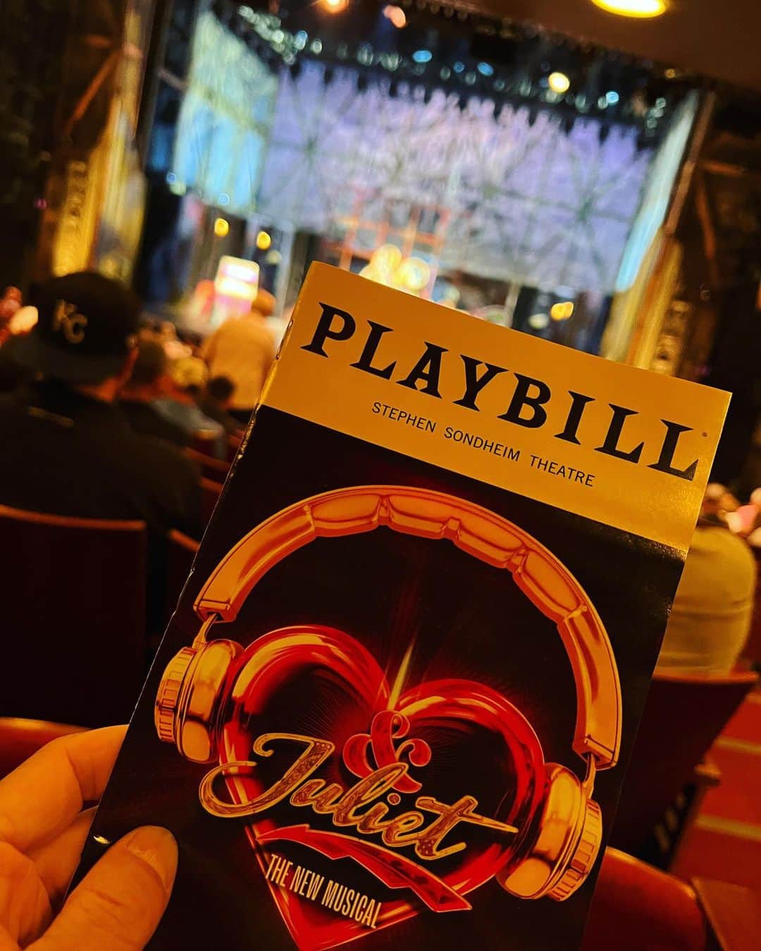 大澄賢也のインスタグラム：「「& Juliet」観劇✨  目覚めたジュリエットはロミオの後を追う…このウィリアム・シェイクスピアの戯曲「ロミオとジュリエット」の最期のシナリオがもし違ったら…？ というPopなミュージカル作品 ✨ 曲は90年代～現代までの洋楽のヒット曲を用いて、最近は「ムーランルージュ」もその方式ですが、知ってる曲が多いから耳馴染みも良く作品にグッと入っていける。最近の流行りかな  原作のロミジュリが書かれた16世紀は、結婚が今よりも重い意味をもっていた時代。 女性が恋人を想い、死を持って追うというのは、悲しくも美しい結末だった時代。  それがこのミュージカルでは、 女性の自立、権利、ジェンダーの自由、人生において何を目的とするべきかと、今の時代のテーマに変わっているし、 そこが面白く劇中でも笑いが絶えない。  主演ジュリエット役の 「Lorna Courtney」の圧巻の歌声と、 愛くるしいパフォーマンス、 本当にBravoでした👏👏👏  適材適所に配置された役者陣のレベルの高いパフォーマンス  めちゃくちゃ楽しめた作品でした✨ 日本でやったら受けそうな予感満載  あらためて Broadway の劇場でやってる作品は、作品の色も様々、内容の幅にスタッフ、キャストの幅が広いね👍👍👍  #andjuliet  #lornacourtney」
