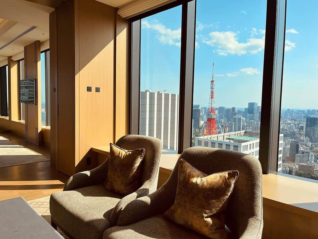 ホテルオークラ東京 Hotel Okura Tokyoさんのインスタグラム写真 - (ホテルオークラ東京 Hotel Okura TokyoInstagram)「Suite with clear blue sky from large windows ☀️ 青空広がる開放的なスイート🗼  Club Suite (about 100sqm) is located on 37th to 40th floor at The Okura Prestige Tower. These expansive suites are equipped with a functional and habitable living room and a specious bedroom.  You can enjoy many different faces of Tokyo from oversized windows for sweeping city scape like sunset and sparkling night view. Please stay at Club Suite where we offer “the special, yet homey” time for you.  オークラ プレステージタワーの高層階にあるクラブスイート。約100㎡のクラブスイートには、機能性と居住性を追求したリビングに開放感のあるベッドルーム、高級感溢れる大理石の浴室を備えております。大きな窓からは夕空から煌びやかな夜景へと、東京の様々な表情をお愉しみいただけます。クラブスイートは、お値段以上に贅沢な空間とお時間をご提供いたします。 お部屋でお二人の時間を満喫するのもよし、37階のクラブラウンジで軽食やお飲み物を愉しむのもよし。「特別だけど落ち着く時間」を、ご提供いたします。  “Club Suite” The Okura Prestige Tower From JPY 278,300 per night (2 person, inclusive of service charge and taxes)  「クラブスイート」 オークラプレステージタワー 1泊¥278,300～(1室2名様、消費税、サービス料込、宿泊税別)  #スイートルーム #東京タワービュー #ホテルステイ好きな人と繋がりたい #ホテル好きな人と繋がりたい #記念日ホテル  #東京ホテル #ラグジュアリーホテル #theokuratokyo #オークラ東京  #suiteroom #hotelsuite #hotelroom  #tokyohotel #luxuryhotel #tokyotravel #hotellife #luxurylife #tokyotrip  #lhw #uncommontravel #lhwtraveler  #东京 #酒店 #도쿄 #호텔 #일본 #ญี่ปุ่น #โตเกียว #โรงแรม」7月9日 8時59分 - theokuratokyo