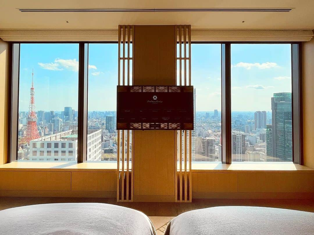 ホテルオークラ東京 Hotel Okura Tokyoさんのインスタグラム写真 - (ホテルオークラ東京 Hotel Okura TokyoInstagram)「Suite with clear blue sky from large windows ☀️ 青空広がる開放的なスイート🗼  Club Suite (about 100sqm) is located on 37th to 40th floor at The Okura Prestige Tower. These expansive suites are equipped with a functional and habitable living room and a specious bedroom.  You can enjoy many different faces of Tokyo from oversized windows for sweeping city scape like sunset and sparkling night view. Please stay at Club Suite where we offer “the special, yet homey” time for you.  オークラ プレステージタワーの高層階にあるクラブスイート。約100㎡のクラブスイートには、機能性と居住性を追求したリビングに開放感のあるベッドルーム、高級感溢れる大理石の浴室を備えております。大きな窓からは夕空から煌びやかな夜景へと、東京の様々な表情をお愉しみいただけます。クラブスイートは、お値段以上に贅沢な空間とお時間をご提供いたします。 お部屋でお二人の時間を満喫するのもよし、37階のクラブラウンジで軽食やお飲み物を愉しむのもよし。「特別だけど落ち着く時間」を、ご提供いたします。  “Club Suite” The Okura Prestige Tower From JPY 278,300 per night (2 person, inclusive of service charge and taxes)  「クラブスイート」 オークラプレステージタワー 1泊¥278,300～(1室2名様、消費税、サービス料込、宿泊税別)  #スイートルーム #東京タワービュー #ホテルステイ好きな人と繋がりたい #ホテル好きな人と繋がりたい #記念日ホテル  #東京ホテル #ラグジュアリーホテル #theokuratokyo #オークラ東京  #suiteroom #hotelsuite #hotelroom  #tokyohotel #luxuryhotel #tokyotravel #hotellife #luxurylife #tokyotrip  #lhw #uncommontravel #lhwtraveler  #东京 #酒店 #도쿄 #호텔 #일본 #ญี่ปุ่น #โตเกียว #โรงแรม」7月9日 8時59分 - theokuratokyo