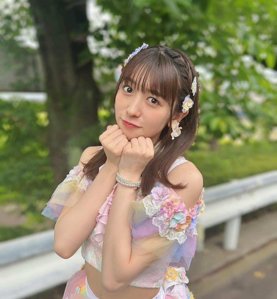 小泉遥香のインスタグラム：「￤𝓱𝓮𝓪𝓻𝓽…🫶  新曲「かわいいメモリアル」 絶賛配信ちゅ～😚 もう聴いてくれたかな？？ ぜひSNSでダンスを真似してね😉💕︎  後ろのモザイクをハートにしてみたの♡  気づいた??  …誰の真似だか気づいた?? (本人に了承は得ています)  #かわいいメモリアル #新曲 #ニューリリース #超とき宣 #みなしょー #みなと商事コインランドリー #新衣装 #超とき宣衣装 #アイドル衣装#アイドル #衣装  #kawaii#ootd#idol」