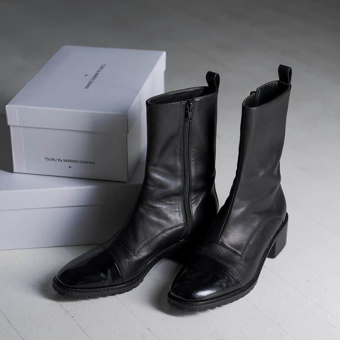 のインスタグラム：「PRE ORDER.  Still ¥59,400（tax in） ご予約中は10%OFF.  モードでありながら、クラシカルさが光る唯一無二の存在。 レザーのバイカラーがモダンでクールな一足。 ボリューム感が出過ぎないシルエットと、程よい絶妙な筒の長さが、スカート合わせにもバランスがとりやすくて活躍してくれる。 トレンドに関係なく長く愛せるエターナルなシルエットは、一足で様々なシーンにフィットする頼りがいがあるアイテム。  ご予約は7/12（wed）お昼13:00まで。  #tsuru #tsurubymarikooikawa #2023winter #preorder」