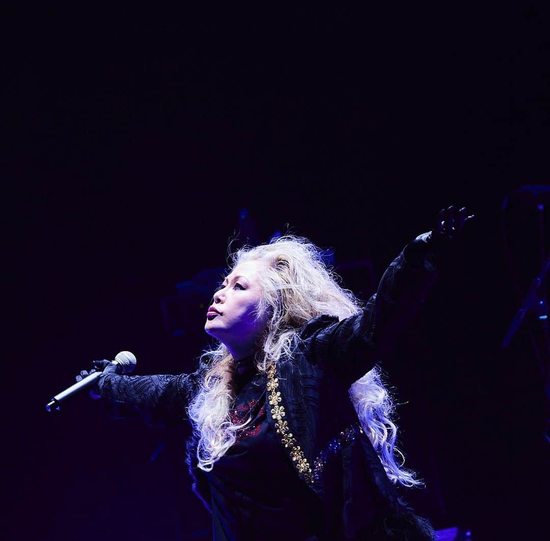 JILLのインスタグラム：「20230702東京HULIC HALL 飛ぶように  photo by アンザイミキ  7月22日-仙台rensaホール 7月23日_函館金森ホール —————————————- PERSONZ「I AM THE BEST TOUR」 6月18日_高知県立県民文化ホール グリーンホール 6月24日_札幌CUBE GARDEN 7月02日_ヒューリックホール東京 7月22日-仙台rensaホール 7月23日_函館金森ホール 8月04日_名古屋ダイアモンドホール 8月05日_大阪クラブクワトロ 8月11日_新潟LOTS 8月12日_高崎芸術劇場スタジオシアター 8月26日_福岡電気みらいホール —————————————-  #jillpersonz  #personz  #youtubepersonzチャンネル #note  #jillpersonz  #エアプレ #JILLプレ #ラジオ高崎 #三味線jill屋」