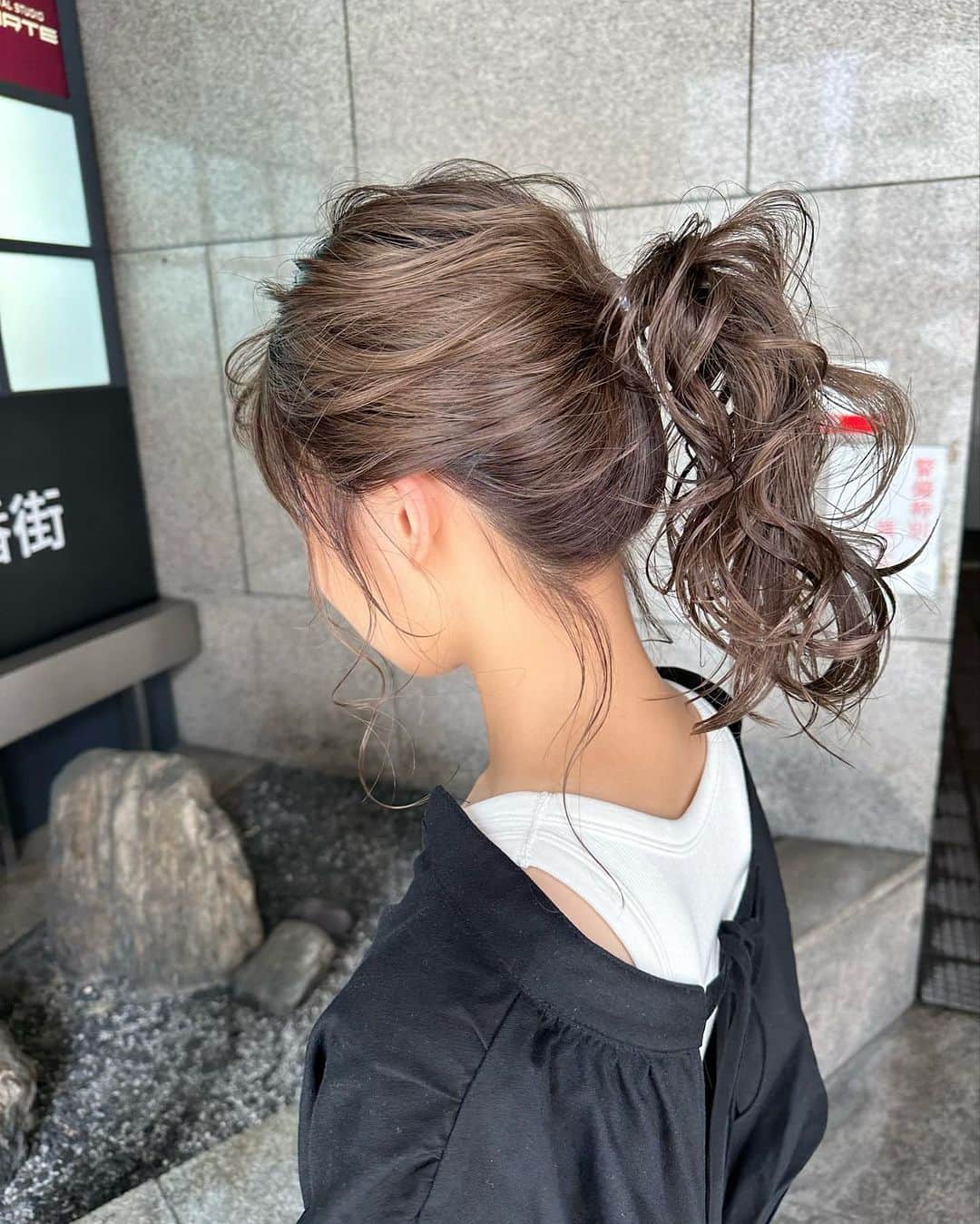 カワノ ヨウヘイのインスタグラム：「✴︎ ブリーチ1回で作るラテベージュ✨ ✴︎ 仕上げは5分くらいでサッとつくるポニーテールで。 ✴︎ セルフアレンジよりは手が込んでて、でも結婚式アレンジよりはあっさりで✨っていうのが1番好きです✨✨ ✴︎ ぜひカラーもアレンジもボクに任せてくださいね✨✨ ✴︎ ✴︎  ✴︎ ✴︎  GATE.（月火土） 大阪市北区堂山町1-5 B1 ✴︎ TRUNK（水木金日） 大阪市西淀川区野里3-2-19 1F ✴︎ 大人カワイイカラーとヘアアレンジで最高に可愛くさせていただきます✨ ✴︎ ダメージレスなブリーチに透明感あるカラーが得意でお仕事の都合で明るくできない方にも最適なカラーをオススメします✨ ✴︎ 質問や気になることはお気軽にDMしてください。  #大阪美容室#大阪美容師#梅田ヘアアレンジ#御幣島ヘアアレンジ#インナーカラー#デートアレンジ#カジュアルヘアアレンジ#ヘアアレンジ#梅田美容室」