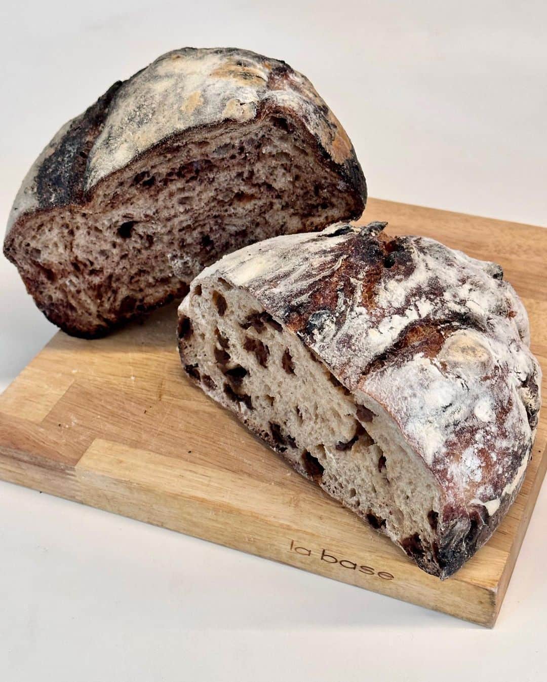 のインスタグラム：「素晴らしく美味しいパン！ 『SOMEWHERE BAKERY』の爽やかな酸味の葡萄パンと深いカカオの旨みの大田哲雄さんのアマゾンカカオパン！ このパンを噛むと口の中に唾液が溢れてきます！ ⁡ こちらのサイトから購入できます。 http://shinajina.jp/products/detail/81 ⁡ #somewherebakery #具義パン2023 #具義お取り寄せ2023」