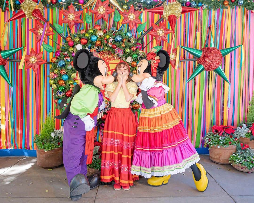 Kahoさんのインスタグラム写真 - (KahoInstagram)「. . ミッキーとミニーとにあえる 夢のような時間…🥹❤️  このポーズ、可愛すぎない？😭✨✨✨✨ グリーティングのあとしばらく 放心状態だった🫠😂💕  この写真、 実はクリスマスごろに撮ったもので クリスマスの衣装なの🤣✨  メキシコやブラジルの伝統的な ホリデーがテーマになってます💃✨  お洋服や雰囲気が夏っぽいから このタイミングで載せてみたよ🤔☀️  #happinessishere #disneyparade #tokyodisneyland #tokyodisneyresort #disneyland #disneylandtokyo #disneyresortjapan #disneygram #disney#disneylandjapan #tinkerbell #disneyphoto #disneyphotography #happilyeverdisney #cinderellacastle #mickeymouse #thedisneygallery #disneylife」7月9日 9時32分 - kah05disney