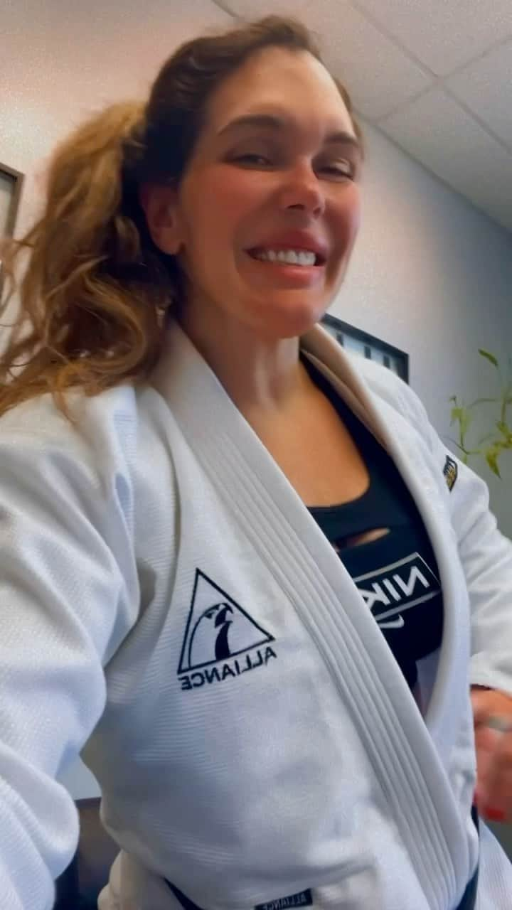 ギャビ・ガルシアのインスタグラム：「Não é sobre medalhas! Você acha que eu parei pra explicar o motivo de ser campeã para todos que duvidavam? nunca! Oque os outros pensam de você é problema deles e não seu! Foi preciso desacreditarem em mim para eu mostrar e deixar que meu nome falasse por mim. Uma das semanas mais cansativas da minha vida! Mas sem dúvida uma das mais felizes, posso comparar com meu primeiro mundial. É quando ninguém acredita que eu faço o impossível. Não é somente a maior recordista!! É sobre aquela que ninguém acreditou. postei um video sobre as minhas últimas 4 semanas. Eu nunca pedi pra ninguém acreditar!!! Sempre foi pra mim e nunca pros outros. Foi preciso usar a faixa branca, ser desacreditada e sofrer muito para mais uma vez deixar que minhas ações falem por mim. É SOBRE A MENINA QUE NUNCA DESISTIU. Mais que nunca a capa de uma revista “gabi contra o mundo” fez todo o sentido na minha vida. Campeões são feitos quando ninguém está vendo. Orgulho de mim. Eu sou muito guerreira! Voltei!! E pra vc que não acreditou ❤️😂 Entra la na fila de quando as pessoas riam de que eu tinha o sonho de ser uma vez campeã. Eu não fui uma eu fui nove na PRETA. É quando ninguém acredita que eu faço o impossível. Se inicia mais uma etapa da minha carreira. “Gabi contra o mundo” Desistir?? Não pra mim. Agora esperar que o tempo fale por mim assim como minhas medalhas calaram todos aqueles que desacreditaram de mim. Onde eles estão? Eu não sei! Onde a gabi ta?? TA AQUI LUTANDO PRA NÃO SER IGUAL. Nunca pedi pra ninguém gostar ou acreditar em mim. EU ACREDITANDO JA BASTA. Postei um video e vou deixar o link nos meus stories. A MAIS DOLORIDA SEMANA DA MINHA VIDA! Mas uma das que mais me orgulho. “Nunca fale que vc é boa, deixe que os outros falem” A desacreditada fez história. Não ia ser diferente, eu não iria desistir agora, mesmo que ninguém acreditasse DESISTIR NUNCA FOI OPÇÃO. 🙌🏻 Nunca pedi pra ser fácil eu sempre pedi que eu suportasse.  🇺🇸」