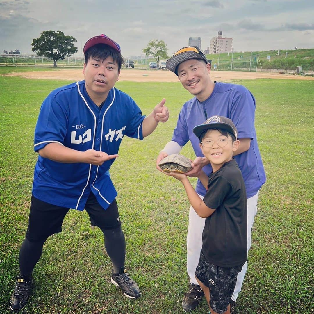 野球YouTuber向さんのインスタグラム写真 - (野球YouTuber向Instagram)「・  #出会えばみなムコウズ #野球場にカメ #タートルズ #川に返しました #達者でな #また会おうな #竜宮城行きたかった」7月9日 9時35分 - 89youtuber_muko