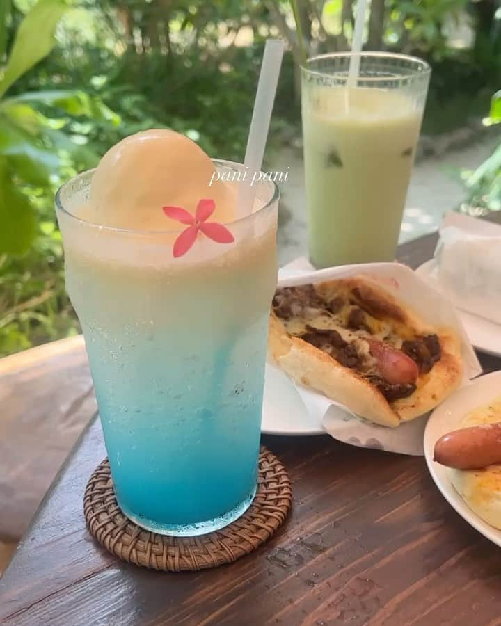 MAYUのインスタグラム：「" 𝐏𝐚𝐧𝐢 𝐏𝐚𝐧𝐢 "🌴🥥🌺⠀ ⠀ 念願のﾊﾟﾆﾊﾟﾆ👶🏽✨⠀ 店内オシャレだし何より美味しくてペロリだった😚⠀ また絶対行く！！！ 次は人気なカフェラテ飲んでみたい🥛🫧⠀ ⠀ この日のコーデお気に入りだから後で載せるね🍒」