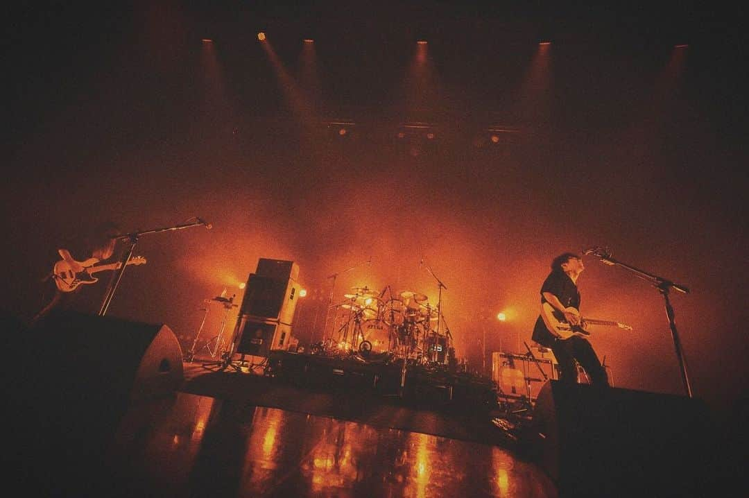 345のインスタグラム：「トキニ雨 Zepp Haneda 9mm Parabellum Bulletとツーマン❤️‍🔥 観てくださったみなさん、ありがとうございました！！ キューミリ、最高の上を行く激アツライブでしたね。こうやって一緒にライブできることが本当に嬉しい🥹またやろうね。  ベースのカズと機材談議楽しかった☺️  Photo by Yuki Kawamoto  #9mm Parabellum Bullet #凛として時雨」