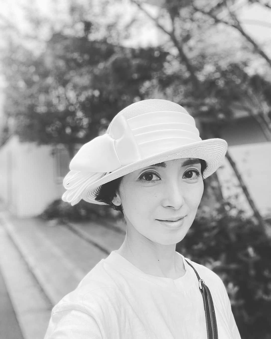 塩田真弓のインスタグラム：「髪を切りました✂️ 帽子で見えませんが セピアですが スッキリしました 酷暑の日曜日 皆さまクールで水分たっぷりの日を！  Another heat Sunday!  Stay cool and hydrated!」