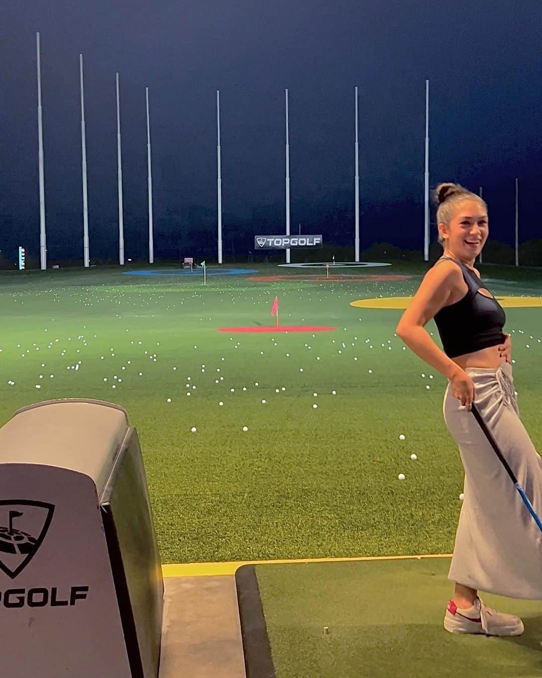 Rozinaのインスタグラム：「Cooler than me #mikeposner   #golf#topgolf#hotsummernights#summer#vacation#texas#waco」