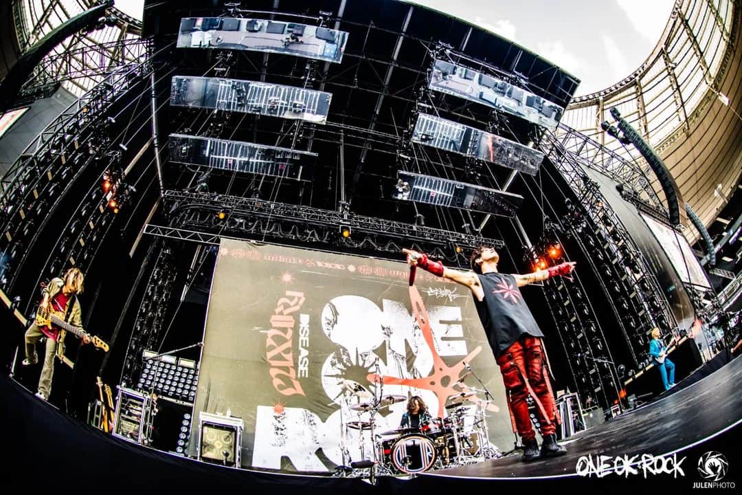 ONE OK ROCKさんのインスタグラム写真 - (ONE OK ROCKInstagram)「Paris!!  #ONEOKROCK #MUSE #Europe #tour photo by  @julenphoto」7月9日 9時43分 - oneokrockofficial
