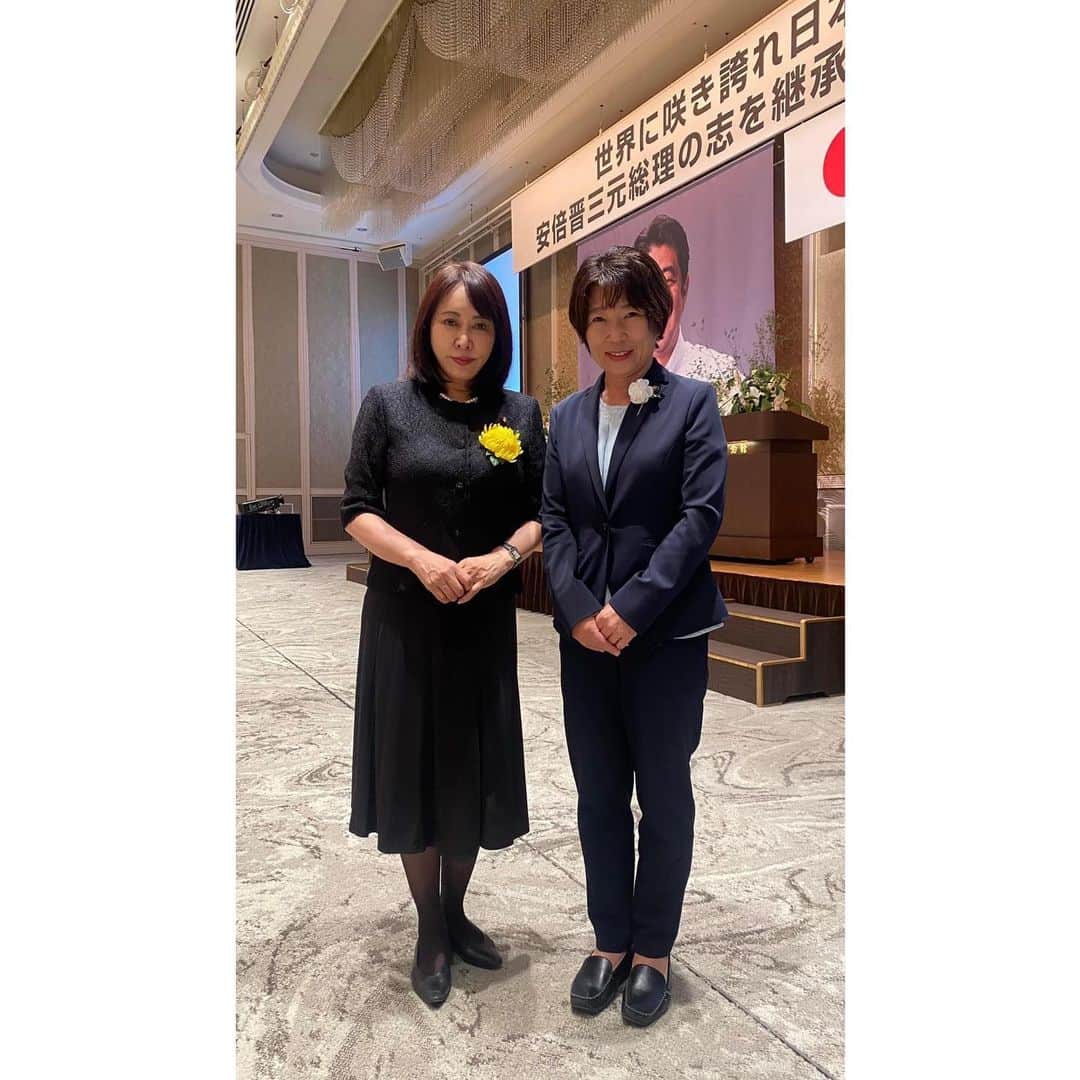 森まさこのインスタグラム：「昨日一周忌法要と直会、立礼のあと、 午後2時半から 『世界に咲き誇れ日本 安倍晋三元総理の志を継承する集い』 が開かれ、参加いたしました。 ⁡ 安倍総理が進めてくださった 女性活躍推進法の策定に取り組んだ 当時の仲間や、 女性議員勉強会のメンバーが 声をかけてくださいました。 安倍総理の作ってくださったご縁です。 安倍総理は、初めての国連演説で 女性活躍について日本の総理として 初めて言及しました。 それは女性の幸福な人生のため、 更には日本の経済再生にも 少子化対策にもなくてはならないものであると 信じてくださったからです。 私は担当大臣として 演説のその部分について 何度も打ち合わせしたことを思い出します。 ⁡ そして東日本大震災からの復興にも、 『福島の復興なくして東北の復興なし。 東北の復興なくして日本の再生なし』と、 並々ならぬ思いをお持ちでした。 会では復興についての演説部分も、 ビデオで流されました。」