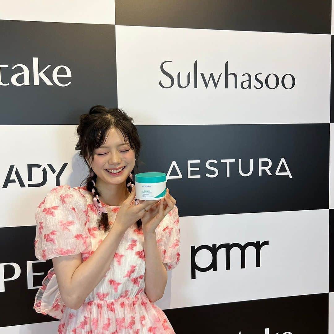 紺野彩夏さんのインスタグラム写真 - (紺野彩夏Instagram)「@cosmeで開催中のアモーレパシフィックフェスティバルのメイクアップモデルとして参加させていただきました！ ピンクがとっても可愛い、韓国アイドル風のメイクに仕上げていただきました☺︎ エストラのクイックマスクパッドは、鎮静効果があるシカが配合されているので、朝のスキンケアの時短にすごくいいなと思いました！ HERAのセンシュアルヌードグロスは、保湿に特化していて、綺麗なツヤが素敵でした！ espoirのザ・スリック・リップスティック・クリームマットは、実際のメイクでもオーバーリップにするのに使用していますが、塗り心地がとてもよかったのでお気に入りです☺︎ ETUDEも、実際のメイクで使用していて、自然に陰影をつけられるのでよかったです！ アモーレパシフィックフェスティバルは、7/11まで@cosme TOKYOにて開催されています！ わたしが今回紹介したコスメも置いてあるので、ぜひ足を運んでみてください！ #AMOREPACIFIC #アモーレパシフィック #AMOREPACIFICFESTIVAL #espoir #エスポア #HERA #エチュード #AESTURA #pr」7月9日 12時30分 - ayaka_konno_official