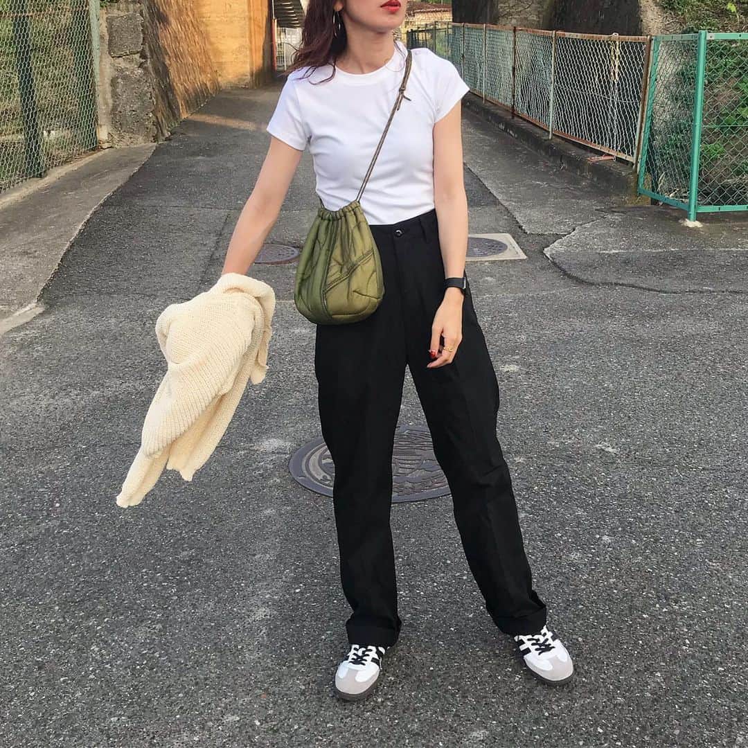 kumikaさんのインスタグラム写真 - (kumikaInstagram)「uniqloミニTのWhiteと、　@shinzone_official ハイウエストチノのblack💕  シンプルモノトーン♡  シルエットが大好きなshinzoneのハイウエストチノ、濃いカラーが出たので2色購入👍🥰 . . . . tops#uniqlo#ミニT pants#shinzone  bag#oddment shoes#adidassamba  . . . . #モノトーンコーデ#ユニクロ#ユニクロtシャツ #ユニクロコーデ#シンゾーン #ハイウエストチノ#チノパン#chinopants#adidas#アディダス#キルティングバッグ#古着コーデ#古着女子#パーマヘア #今日の服#ootd#instafashion#outfit#ママコーデ」7月9日 9時53分 - kumika_iiio2