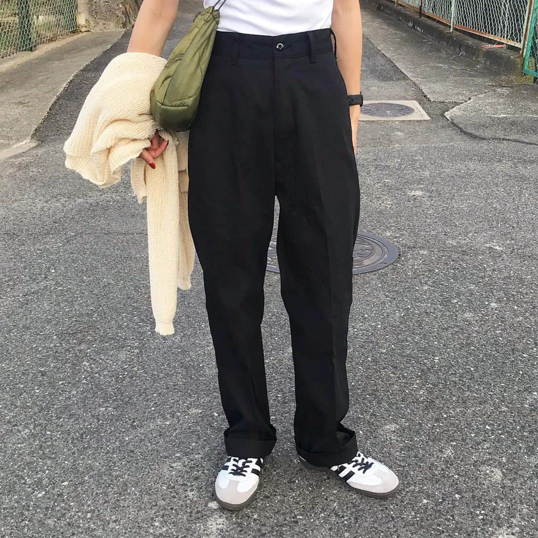 kumikaさんのインスタグラム写真 - (kumikaInstagram)「uniqloミニTのWhiteと、　@shinzone_official ハイウエストチノのblack💕  シンプルモノトーン♡  シルエットが大好きなshinzoneのハイウエストチノ、濃いカラーが出たので2色購入👍🥰 . . . . tops#uniqlo#ミニT pants#shinzone  bag#oddment shoes#adidassamba  . . . . #モノトーンコーデ#ユニクロ#ユニクロtシャツ #ユニクロコーデ#シンゾーン #ハイウエストチノ#チノパン#chinopants#adidas#アディダス#キルティングバッグ#古着コーデ#古着女子#パーマヘア #今日の服#ootd#instafashion#outfit#ママコーデ」7月9日 9時53分 - kumika_iiio2