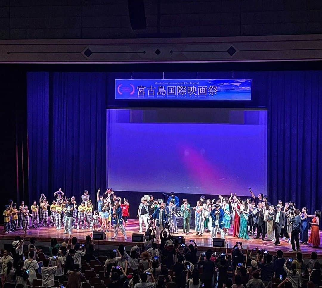 KLUTCHさんのインスタグラム写真 - (KLUTCHInstagram)「2023.6.30 宮古島国際映画祭　Day3 ＠沖縄・宮古島マティダ市民劇場 ⁡ 映画祭初日に続いて最終日にも歌わせていただきました。 フィナーレのギフトでは出演者や関係者もみんなすてーに上がって24時間テレビみたいになってました。 ⁡ 宮古島映画祭、またこのステージで歌えるように精進します。 ⁡ ⁡ リゾートライフ、柴山会長ありがとうございました！！ ⁡ ⁡ ⁡ ⁡ ⁡ ⁡ ⁡ ⁡ #ETKING #KLUTCH #センコウ #DJBOOBY #コシバKEN #柴山会長 #リゾートライフ #沖縄 #宮古島 #宮古島国際映画祭 #ふたたヴィラ2 #マティダ市民劇場 #ありがとう #感謝 #LIVE #LIFE #music」7月9日 9時59分 - klutch3etking