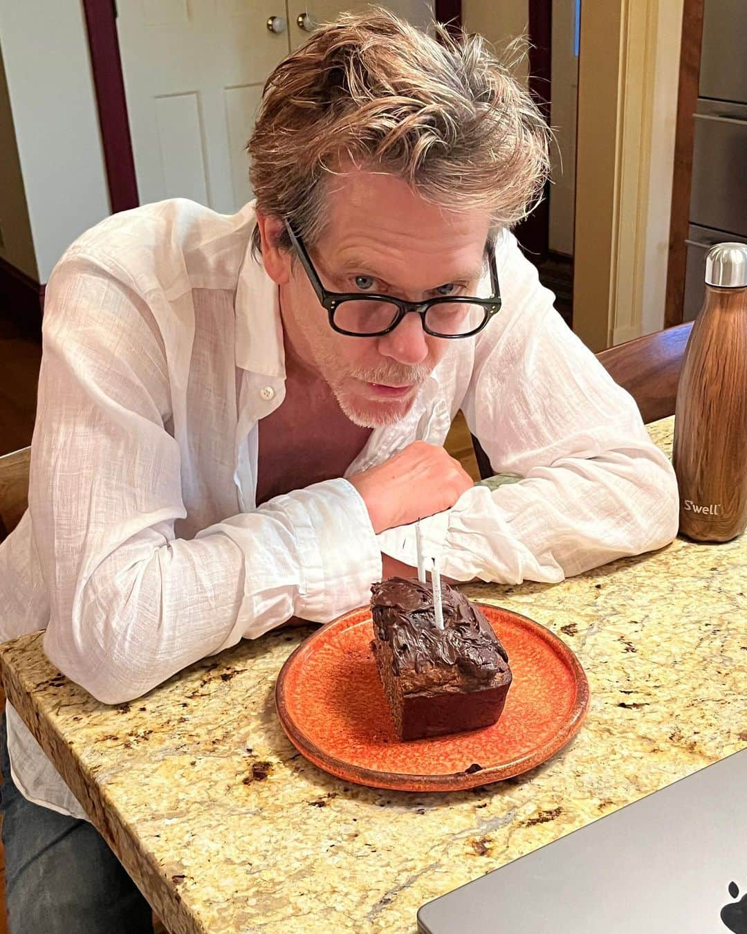 ケヴィン・ベーコンさんのインスタグラム写真 - (ケヴィン・ベーコンInstagram)「Anyone who knows me, knows I’m not a fan of my birthday. My wife has made this a beautiful day. She has said recently our marriage is like roast chicken, so she made a perfect chicken for dinner followed by my favorite— buckwheat banana bread with chocolate icing. Perfect day.」7月9日 10時12分 - kevinbacon