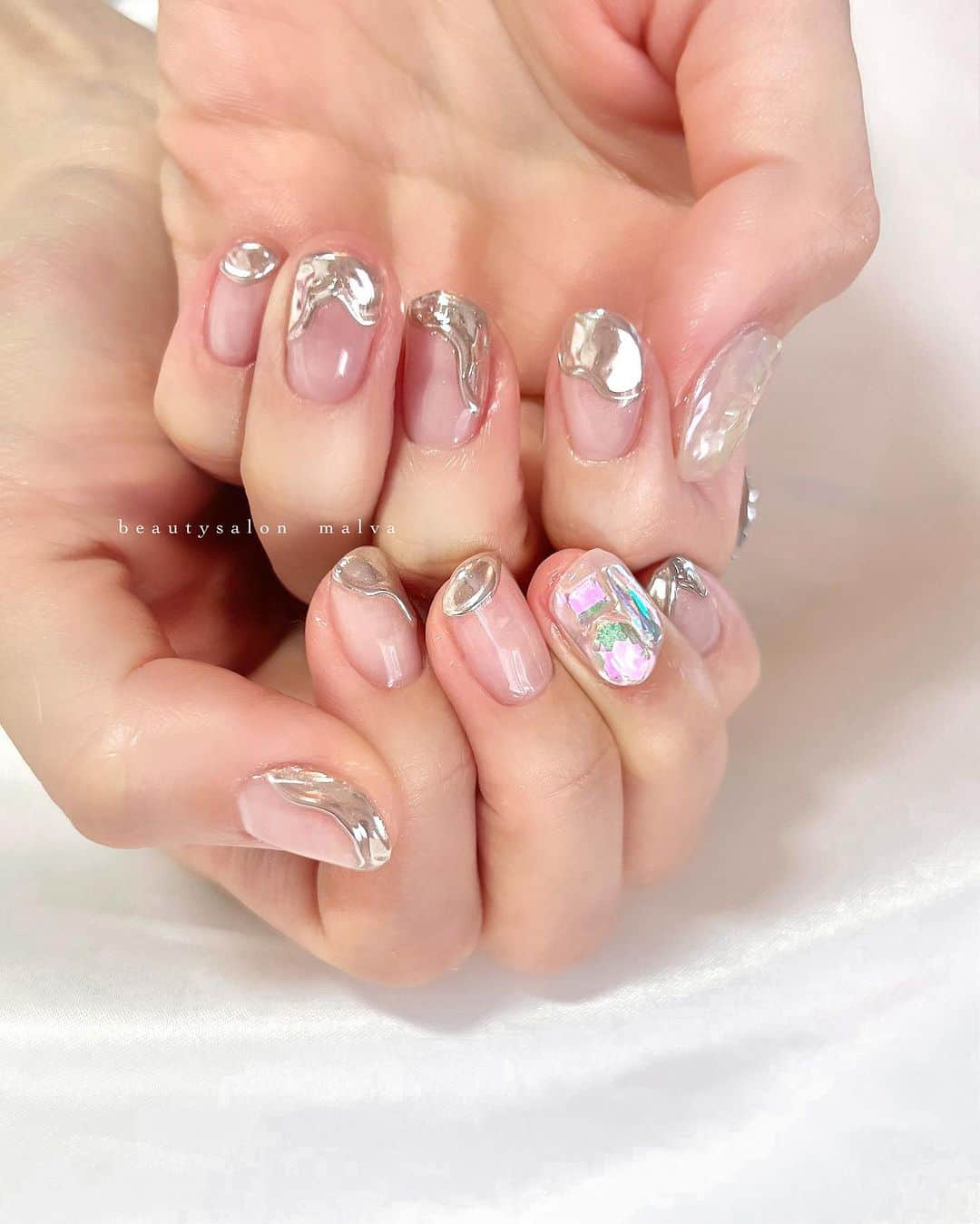 nailsalon malva（ネイルサロンマルヴァ）さんのインスタグラム写真 - (nailsalon malva（ネイルサロンマルヴァ）Instagram)「【フレンチスタイル118】でご予約可能🉑 ⁡ @tsubasamasuwaka1013  益若つばさちゃんの最新ネイルです💅 シルバーにハマっているそうなので今回もシルバーネイル！ 前回とはニュアンスが違うタイプにしました😌 ⁡ ＿＿＿＿＿＿＿＿＿＿＿＿＿ ⁡ ⁡ 𝐛𝐞𝐚𝐮𝐭𝐲𝐬𝐚𝐥𝐨𝐧 𝐦𝐚𝐥𝐯𝐚⠀ 📍明治神宮前駅｜原宿駅　徒歩𝟑分 ⠀ 💬ご予約やお問い合わせ 𝐋𝐈𝐍𝐄から承っております @ 𝐦𝐚𝐥𝐯𝐚 ⁡ お気軽にご連絡ください♡ ⁡ ⁡ ＿＿＿＿＿＿＿＿＿＿＿＿＿＿ ⁡ ▸ジェルネイル｜スカルプ｜ケア ▸まつげカール｜まつげエクステ ▸ハーブよもぎ蒸し ▸ワックス脱毛 ⁡ ⁡ \ アシスタント募集中💁‍♀️ / ⁡ ▸リモート可オンラインの画像動画制作アシスタント ▸サロンワーク全般アシスタント ⁡ ⁡ ⁡ ⁡ ⁡ ⁡  #クリアネイルデザイン #質感ネイル #ミラーネイル #malva #malvaネイル #個性派ネイル #シルバーネイル #アイスストーンネイル  #nails #原宿ネイル #夏ネイル2023  #表参道ネイル #東京ネイルサロン　#明治神宮前ネイル #新宿ネイル #千駄ヶ谷ネイル #池袋ネイル #harajukunails #tokyonails #tokyonailsalon ⁡」7月9日 10時13分 - malva_nail