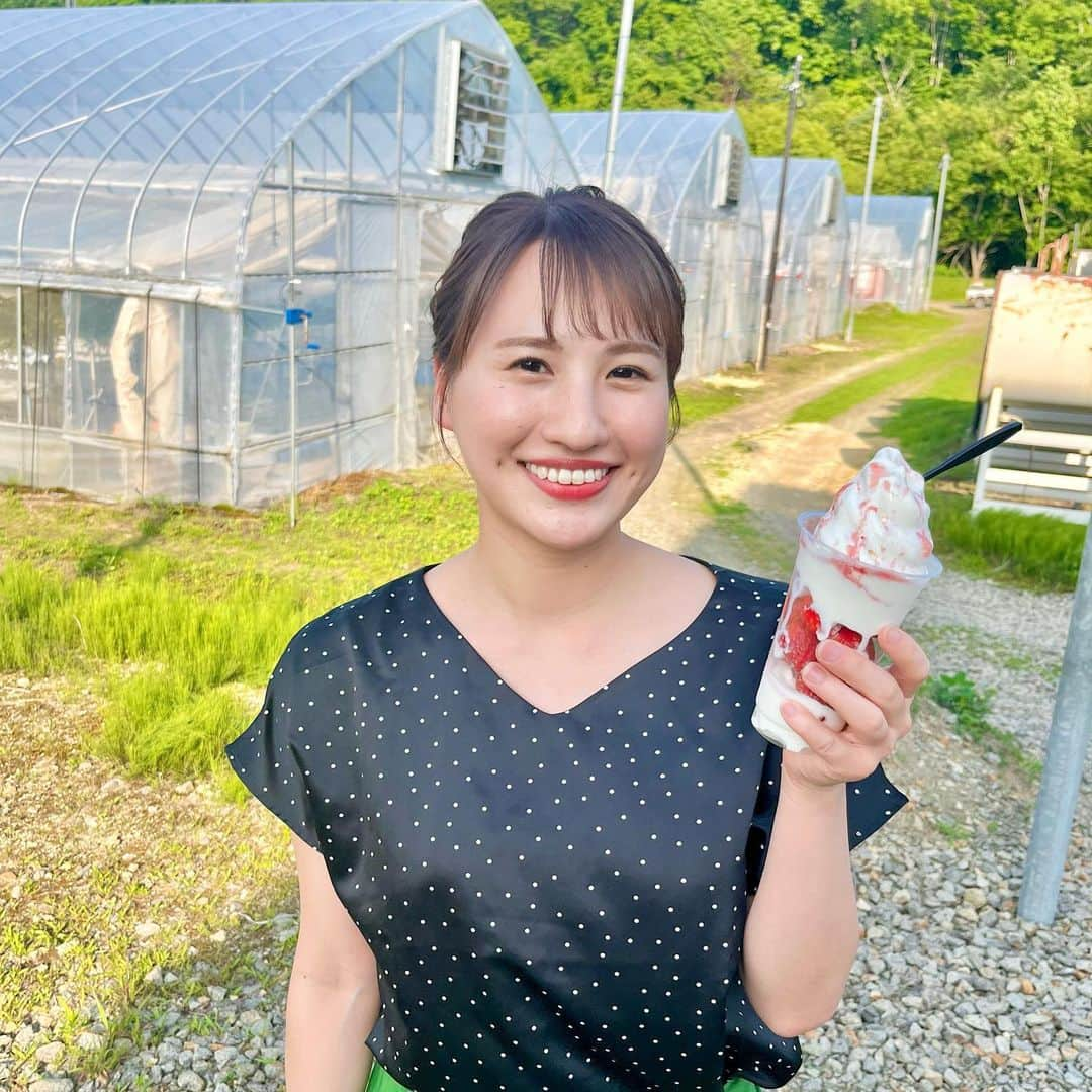 福永裕梨のインスタグラム：「みなさん、暑さ対策は大丈夫ですかー！☀️ ⠀ この週末は道内多くの地点で 真夏日の予報となっています🫠🔥 ⠀ 福永は昨日、暑さ対策と称して ソフトクリームを食べてきました！！！🍦  皆さんもこまめな水分補給や 食べ物でうまく涼をとりながら 熱中症にはお気をつけくださいねっ⚠️  #いちごパフェ #夏になると食べたくなる #友人2人はスモールサイズ  #私だけちゃんとレギュラーサイズ #暑さ対策ですからね🥺 #ダイエットは何処へ #写真撮る前に溶ける暑さ🫠笑 #食べる前に写真撮ってくれる友🥹 #同じ名前のゆりちゃん🫶 #HTB #アナウンサー #福永裕梨」