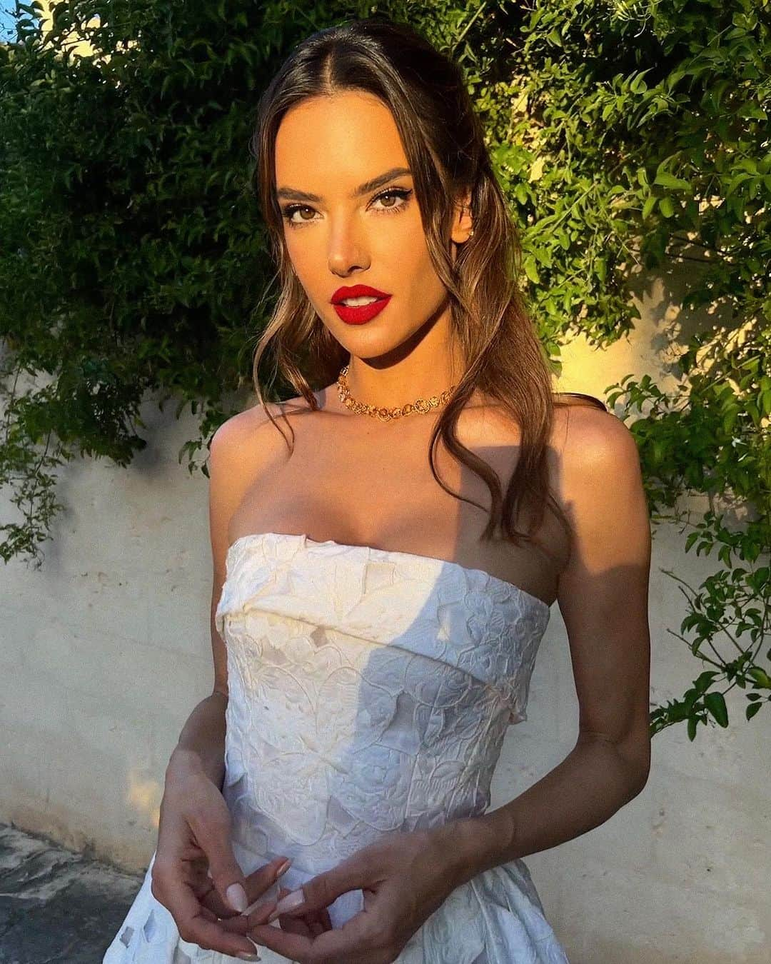 Carolina Gonzalezのインスタグラム：「🌹A L É 🇮🇹 Velvet Red Lip for Day 2 @alessandraambrosio @dolcegabbana in Puglia #AltaModa  Hair @giannandreahair  #MakeupByMe @cgonzalezbeauty  Using New @armanibeauty LipPower Matte 400    #alessandraambrosio  #cgonzalezbeauty  #red  #redlips  #glow」