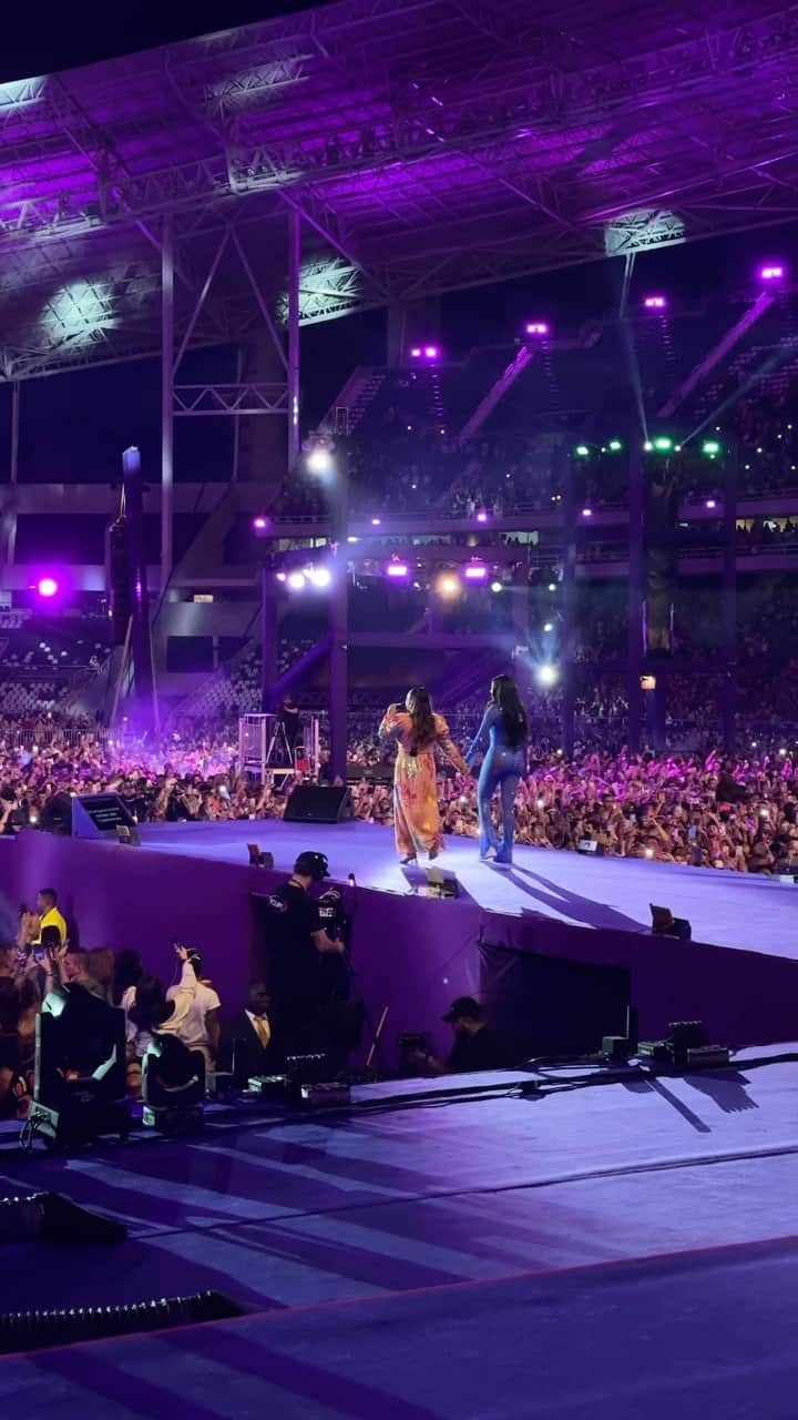 Preta Gilのインスタグラム：「TE AMO @ludmilla foi muito lindo e emocionante cantar com você no @ludmillanumanice com um público de mais de 50 mil pessoas, você merece tudo isso e muito mais !!!!! #numanice #sinaisdefogo20anos」