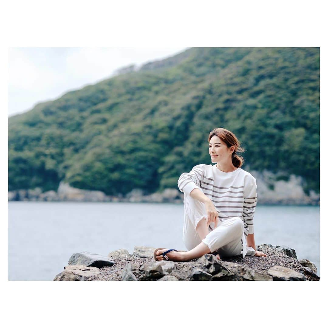 羽舞咲さんのインスタグラム写真 - (羽舞咲Instagram)「🎗Flow ⁡ 「 “流れ“に乗るために普段から大事にしていることは   ありますか？」 ⁡ 先日のラジオで リスナーさんからいただいたご質問です ⁡（ご質問ありがとう！！）  特別アシスタント フレッド（@fred_keisuke）の言葉を一部公開すると… ⁡ 川に浮かぶ船の『中心』にいること それはつまり『今』 過去でも未来でもなく今を感じて生きること ⁡ そしてわたしが大事にしているのは ⁡ 頭じゃなくて『心』（気持ち）で動くこと ⁡ 心ってすごく素直で 「う〜ん…」とか「いいねいいね！」とか すぐに反応して教えてくれるからね ⁡ 条件が良かったり 頭で考えると魅力的なことでも 心が乗ってこない時はやめた方がいいし ⁡ 考えてメリットのないことでも 心が動けばやった方がいい ⁡ 途中で心の反応が変わったら変えるのがいい ⁡ 心を無視してがんばって うまくいかなかったことが何度もあるから 笑 ⁡ シェアします！！ ⁡ 続きは ⁡ この回（Vol.149）のタイトル ⁡ - - - - - - - - - - - - - - - - - - - - - - - -  下半期！流れに乗るために今すぐ始めたい 「愛」のアクションとは？ - - - - - - - - - - - - - - - - - - - - - - - -  ⁡ @herbemi プロフィールリンクからすぐ聴けますので よかったらリラックスタイムに聴いてみてね🎧 ⁡ 今日も心豊かに 今を楽しんでいこうね♪(*´-`*) ⁡ ⁡ ┅┅┅┅┅┅┅┅┅┅┅┅┅┅┅┅┅┅┅┅ ⁡ 🎧神宮前ラジオ 「羽舞咲のゆるゆるビューティ研究所」 （毎週水曜日オンエア） ⁡ 🇨🇱「ラテンマインド研究室」 ラテンマインドを通じて当たり前を考え直し、日本人の殻を破るzoomワークショップ ⁡ 🌴10月13日（金）〜15日（日） 「ラテンリトリート」in 五島列島 ⁡ 心を込めてお届けします♡ ⁡ @herbemi プロフィールリンクをチェック！！ ⁡ ┅┅┅┅┅┅┅┅┅┅┅┅┅┅┅┅┅┅┅┅ ⁡ #サスティナブル #風の時代 #シンプルライフ #ライフシフト #スローライフ #ヘルシーライフ #セルフラブ #ナチュラルライフ #癒し時間 #旅する人生 #サスティナブルライフ #自分らしく生きる #地方移住 #流れに乗る #自動思考 #しあわせな時間 #自然暮らし #愛研究室 #ゆるゆるビューティ研究所 #今を生きる #羽舞咲」7月9日 10時19分 - herbemi